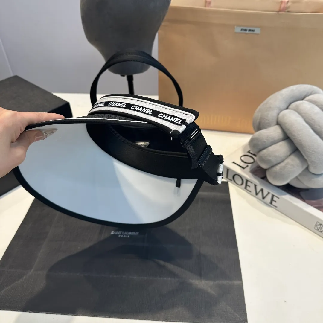 P46 Chanel's new empty top hat, sweet style 💙Because the hat is hollow, it won't feel stuffy in summer and it doesn't pick up your hairstyle and face shape! The sun protection effect is no less than that of a professional sun protection cloth hat. Just buy the modern style.