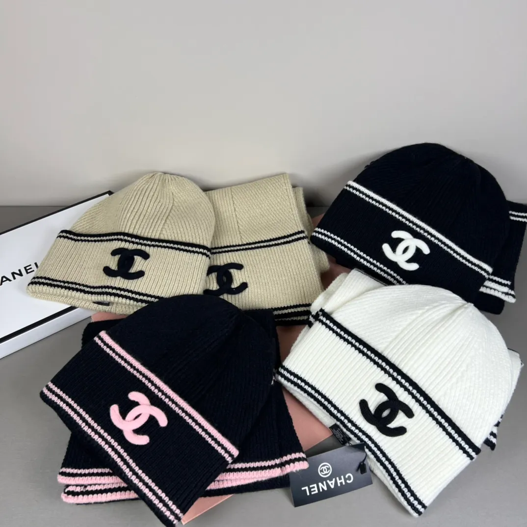 P170 CHANEL Xiaohongshu popular style, official website new classic suit hat! Hat ➕Scarf! It feels great in hand! It’s warm and super comfortable. This winter, all you need is a hat set like this. It’s warm and fashionable! Welcome to choose!!