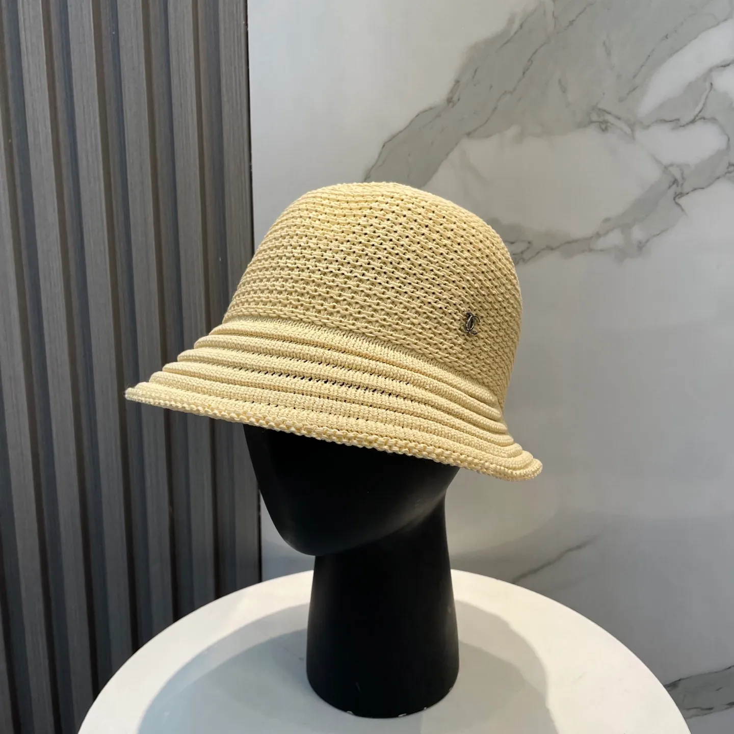 P60 CHANEL knitted basin hat, sun protection fisherman hat made of high density, a super tasteful knitted hat ~ the first choice for going out on the street! The shape of the hat is super nice, the color is perfect, and it’s light to carry! A must-have for little fairies🧚Head circumference 57cm