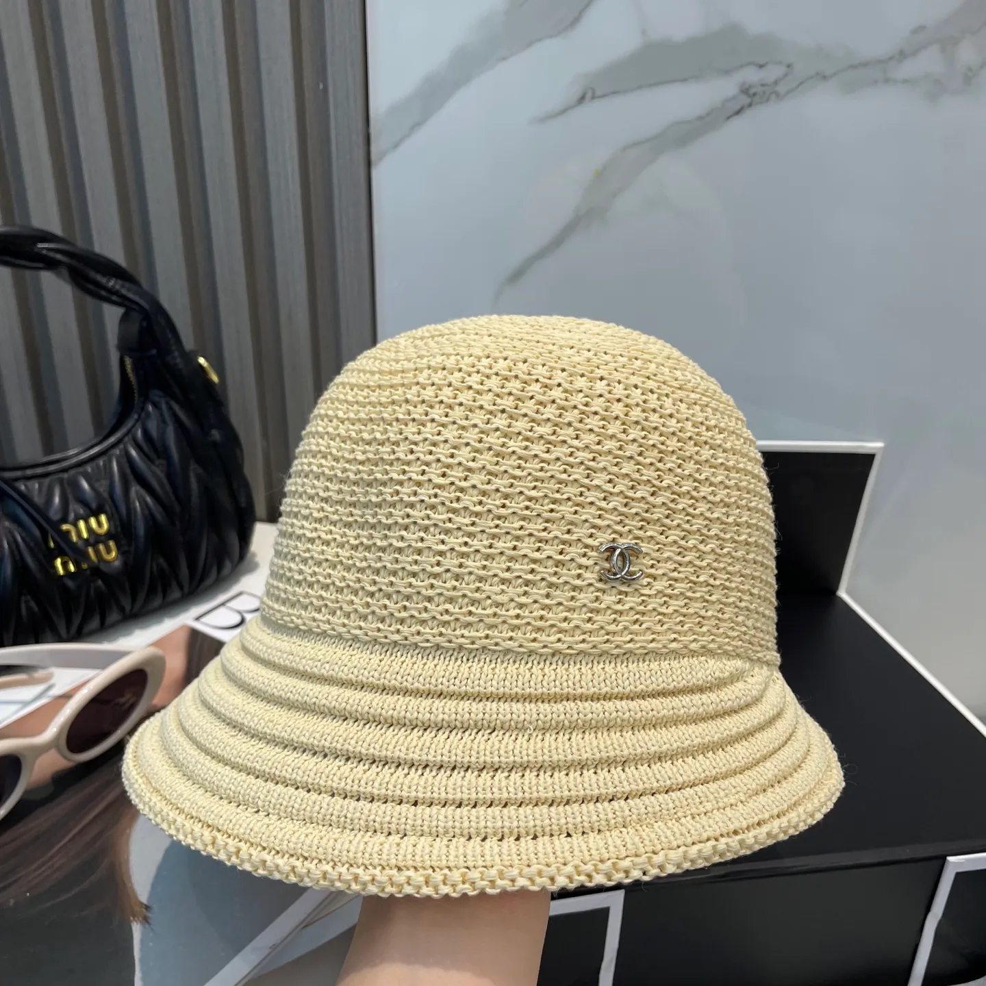 P60 CHANEL knitted basin hat, sun protection fisherman hat made of high density, a super tasteful knitted hat ~ the first choice for going out on the street! The shape of the hat is super nice, the color is perfect, and it’s light to carry! A must-have for little fairies🧚Head circumference 57cm