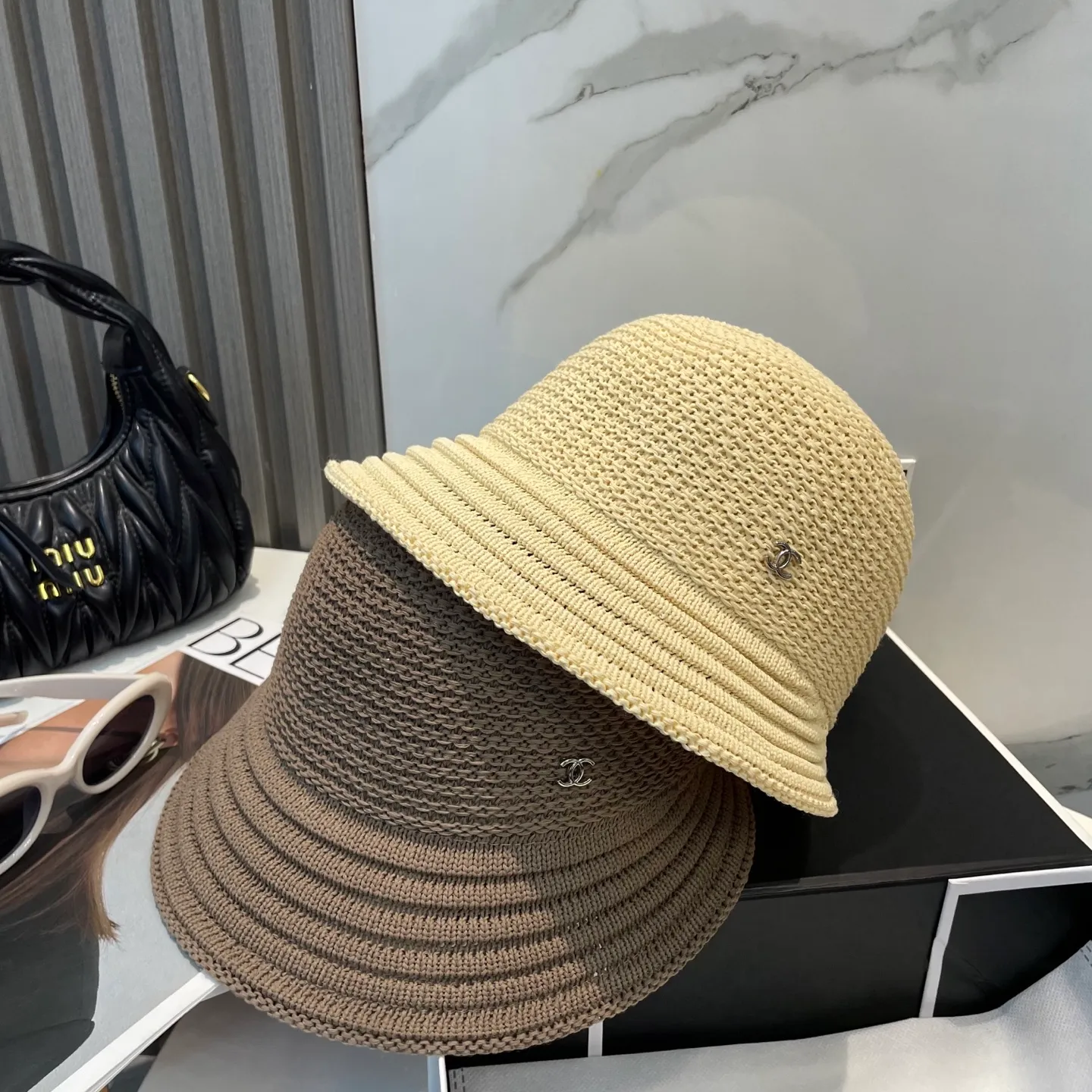 P60 CHANEL knitted basin hat, sun protection fisherman hat made of high density, a super tasteful knitted hat ~ the first choice for going out on the street! The shape of the hat is super nice, the color is perfect, and it’s light to carry! A must-have for little fairies🧚Head circumference 57cm