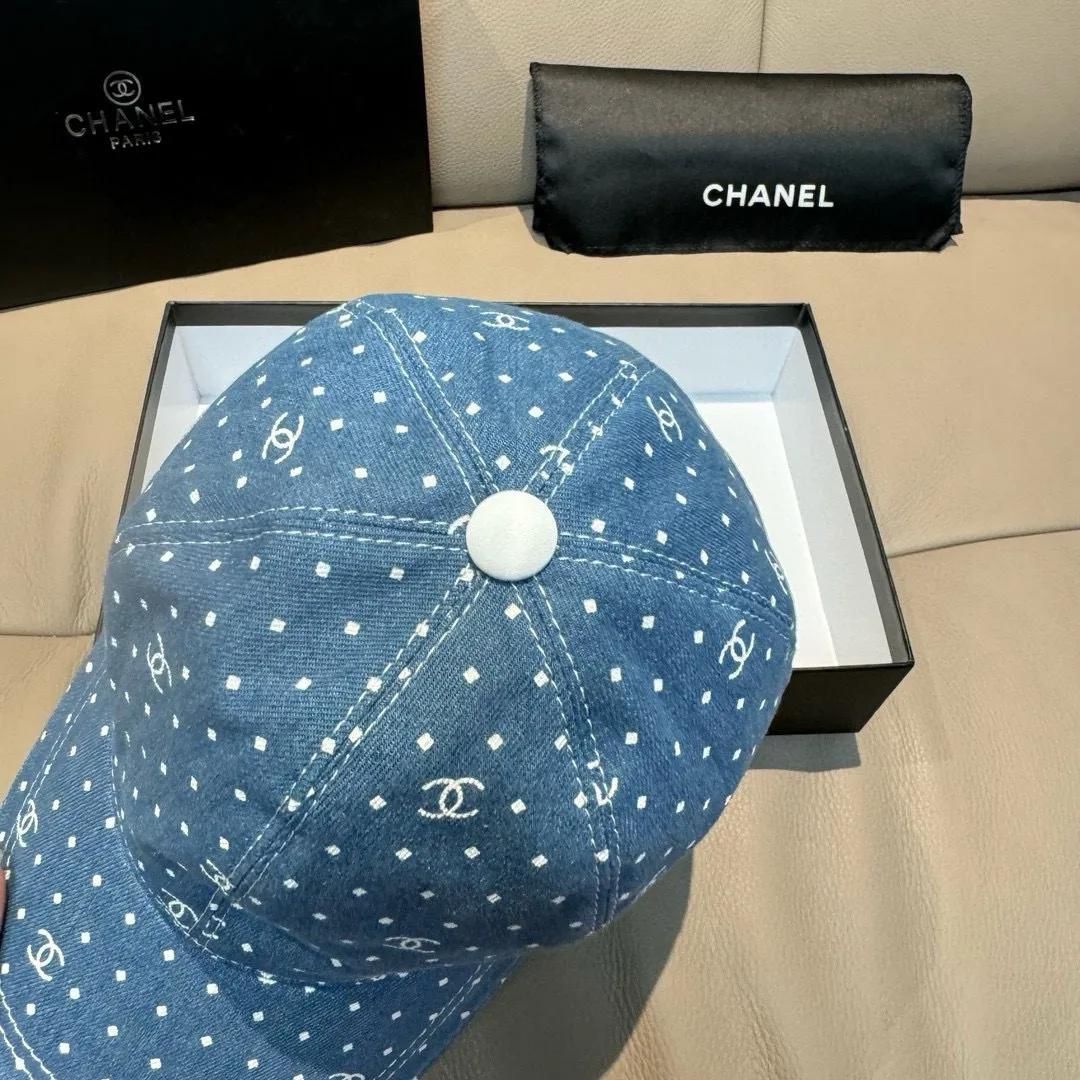p90, Chanel (Chanel) new original baseball cap, denim small double C, 1:1 mold opening and customization at the counter, original denim fabric + first-layer cowhide, light and breathable! The quality is great, the basic head circumference is 56cm, and the patch is adjustable.