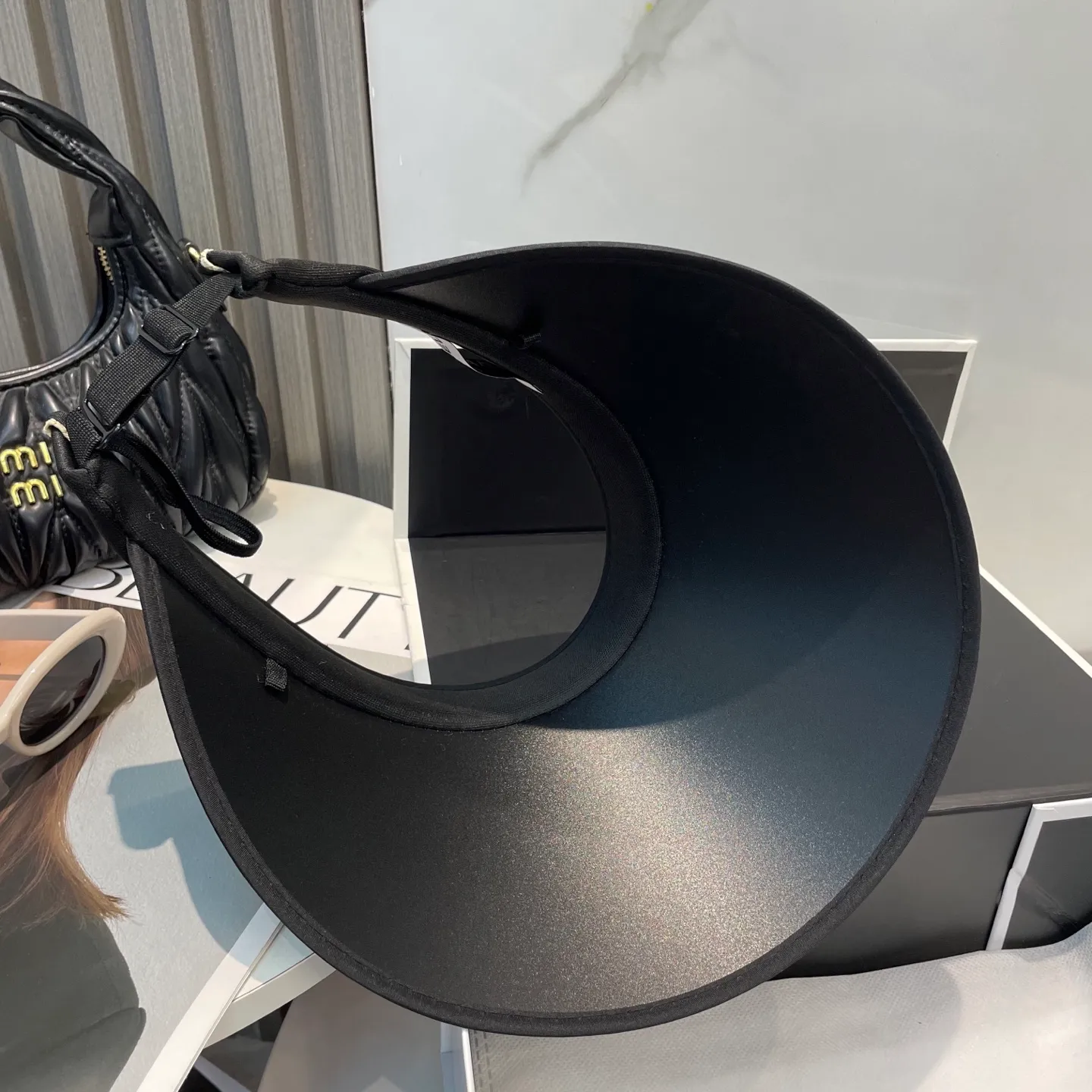 P50 Chanel's new empty top hat, sweet style 💙Because the hat has an empty top, you won't have a dull feeling in summer and it doesn't pick up your hairstyle and face shape! The sun protection effect is no less than that of a professional sun protection cloth hat. Just buy the western style one🙄