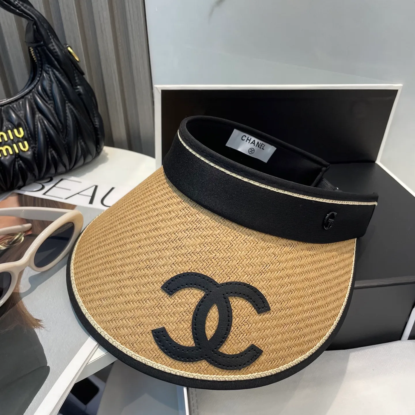 P50 Chanel's new empty top hat, sweet style 💙Because the hat has an empty top, you won't have a dull feeling in summer and it doesn't pick up your hairstyle and face shape! The sun protection effect is no less than that of a professional sun protection cloth hat. Just buy the western style one🙄