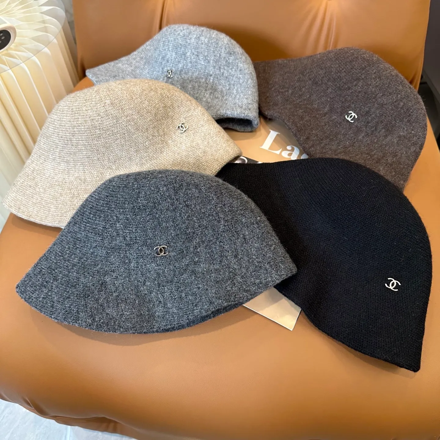 P76💛 Comes with dust bag [CHA Chanel] 2025 autumn and winter new style small fragrance cashmere bucket hat, 🔆Versatile everyday style ~ a must-have for going out on the street