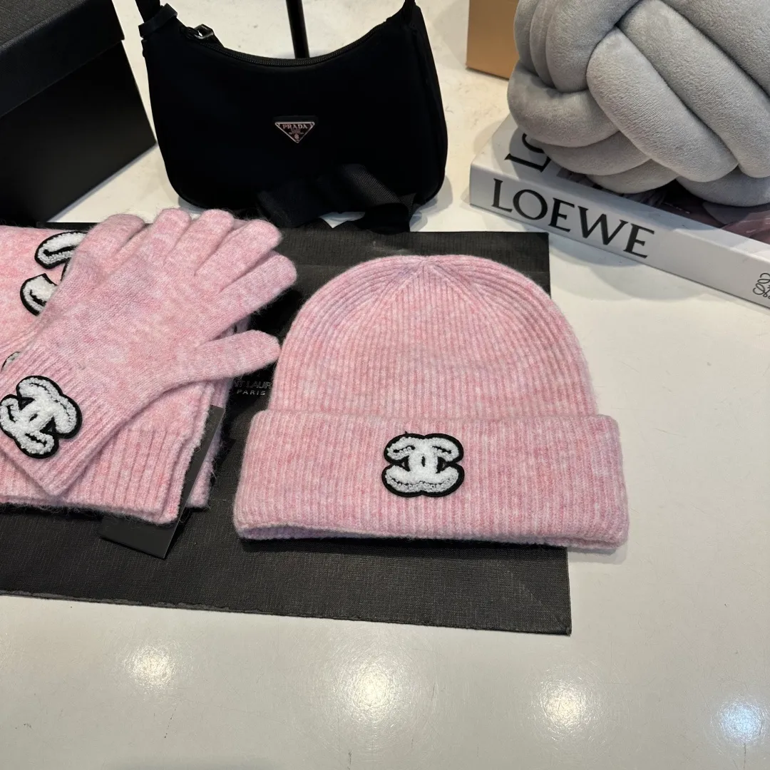 P170 CHANEL Xiaohongshu popular style, official website new classic suit hat! Hat+glove+hat feels great! It’s warm and super comfortable. This winter, all you need is a hat set like this. It’s warm and fashionable! Welcome to choose!!