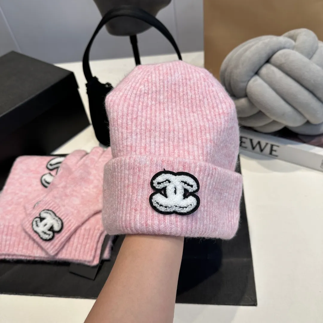 P170 CHANEL Xiaohongshu popular style, official website new classic suit hat! Hat+glove+hat feels great! It’s warm and super comfortable. This winter, all you need is a hat set like this. It’s warm and fashionable! Welcome to choose!!