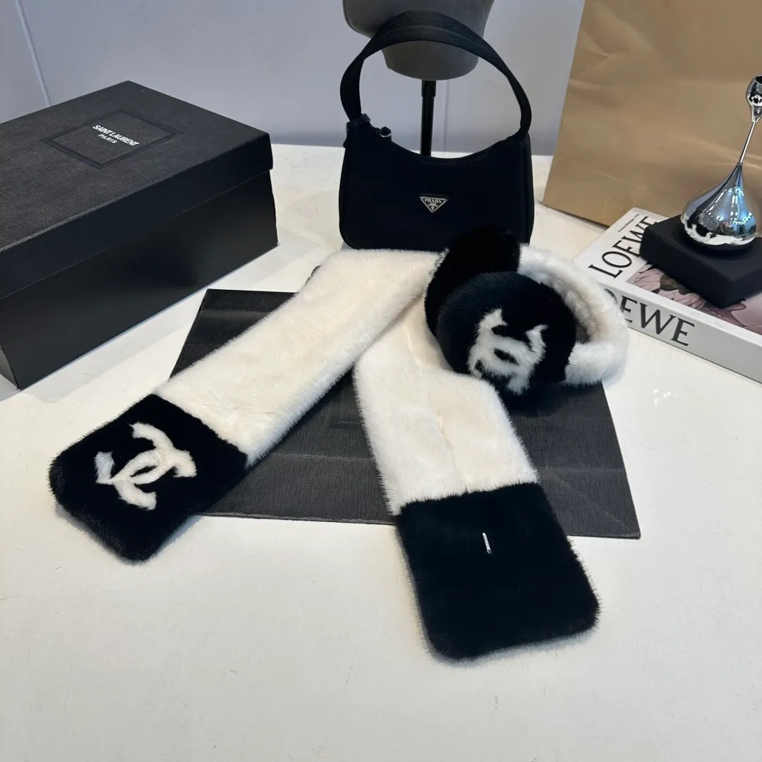 P130 for a set of 2025 new thickened rabbit fur earmuffs🦙 chanel ski series, top purchasing quality ~ double C logo earmuffs pure wool, rough texture, can be used by boys and girls, regardless of size, one size fits all. It can be called the Chanel elf in the snow🧚‍♀️. The temperature is cooling down and skiing in the north will be coming soon! Ear warmers, scarves, thunder hats, down jackets and other life-saving equipment must be prepared. Of course, if you want to take photos in the snow, we introduce this must-have celebrity-style Chanel earmuffs.