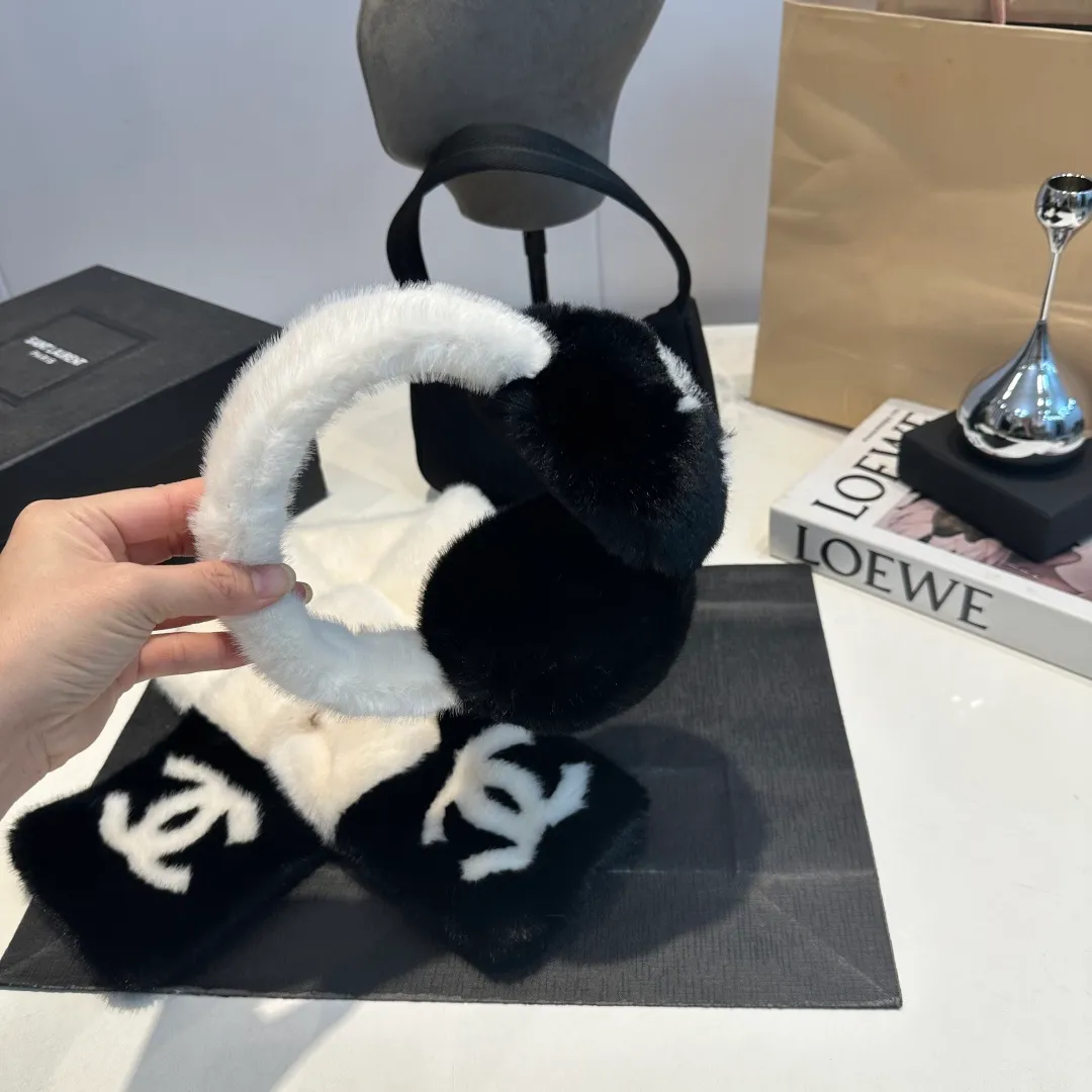 P130 for a set of 2025 new thickened rabbit fur earmuffs🦙 chanel ski series, top purchasing quality ~ double C logo earmuffs pure wool, rough texture, can be used by boys and girls, regardless of size, one size fits all. It can be called the Chanel elf in the snow🧚‍♀️. The temperature is cooling down and skiing in the north will be coming soon! Ear warmers, scarves, thunder hats, down jackets and other life-saving equipment must be prepared. Of course, if you want to take photos in the snow, we introduce this must-have celebrity-style Chanel earmuffs.