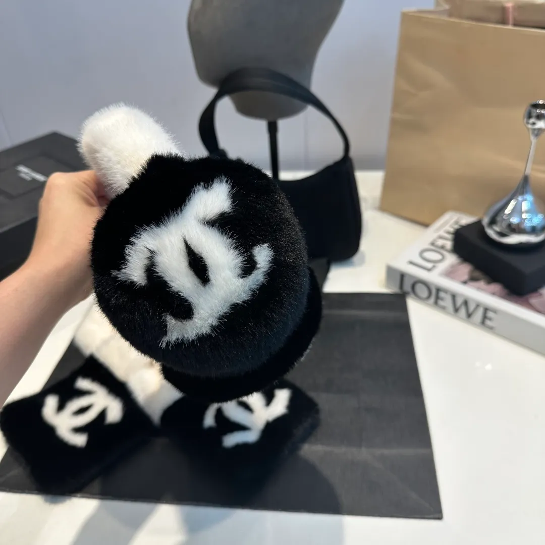 P130 for a set of 2025 new thickened rabbit fur earmuffs🦙 chanel ski series, top purchasing quality ~ double C logo earmuffs pure wool, rough texture, can be used by boys and girls, regardless of size, one size fits all. It can be called the Chanel elf in the snow🧚‍♀️. The temperature is cooling down and skiing in the north will be coming soon! Ear warmers, scarves, thunder hats, down jackets and other life-saving equipment must be prepared. Of course, if you want to take photos in the snow, we introduce this must-have celebrity-style Chanel earmuffs.