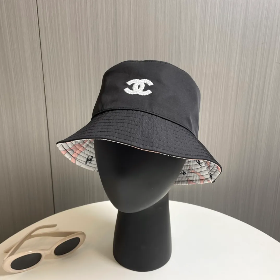 P110 The must-have Chanel hats for all seasons, bucket hats and baseball caps are indispensable👇🏻 This year’s new Chanel bucket hat has the double C logo on the front with needlework embroidery design, which is more refined! The classic and versatile black color can be worn all year round. The interior uses pink prints and colorful patterns. The material is thicker and textured, and the shape of the hat has also been improved to be more square. The more I wear it, the more I fall in love with it. It’s really good!