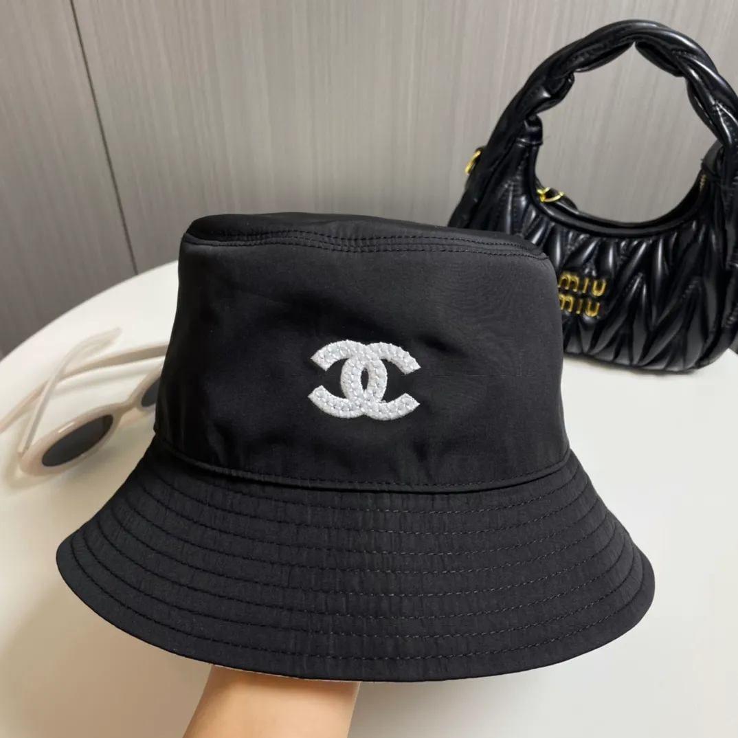 P110 The must-have Chanel hats for all seasons, bucket hats and baseball caps are indispensable👇🏻 This year’s new Chanel bucket hat has the double C logo on the front with needlework embroidery design, which is more refined! The classic and versatile black color can be worn all year round. The interior uses pink prints and colorful patterns. The material is thicker and textured, and the shape of the hat has also been improved to be more square. The more I wear it, the more I fall in love with it. It’s really good!