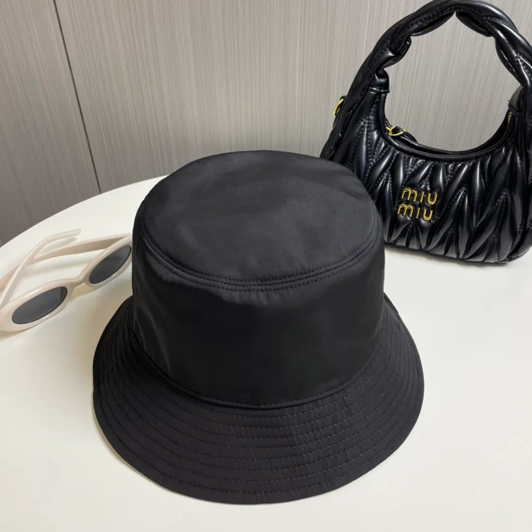 P110 The must-have Chanel hats for all seasons, bucket hats and baseball caps are indispensable👇🏻 This year’s new Chanel bucket hat has the double C logo on the front with needlework embroidery design, which is more refined! The classic and versatile black color can be worn all year round. The interior uses pink prints and colorful patterns. The material is thicker and textured, and the shape of the hat has also been improved to be more square. The more I wear it, the more I fall in love with it. It’s really good!
