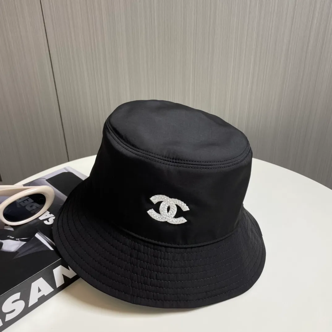 P110 The must-have Chanel hats for all seasons, bucket hats and baseball caps are indispensable👇🏻 This year’s new Chanel bucket hat has the double C logo on the front with needlework embroidery design, which is more refined! The classic and versatile black color can be worn all year round. The interior uses pink prints and colorful patterns. The material is thicker and textured, and the shape of the hat has also been improved to be more square. The more I wear it, the more I fall in love with it. It’s really good!