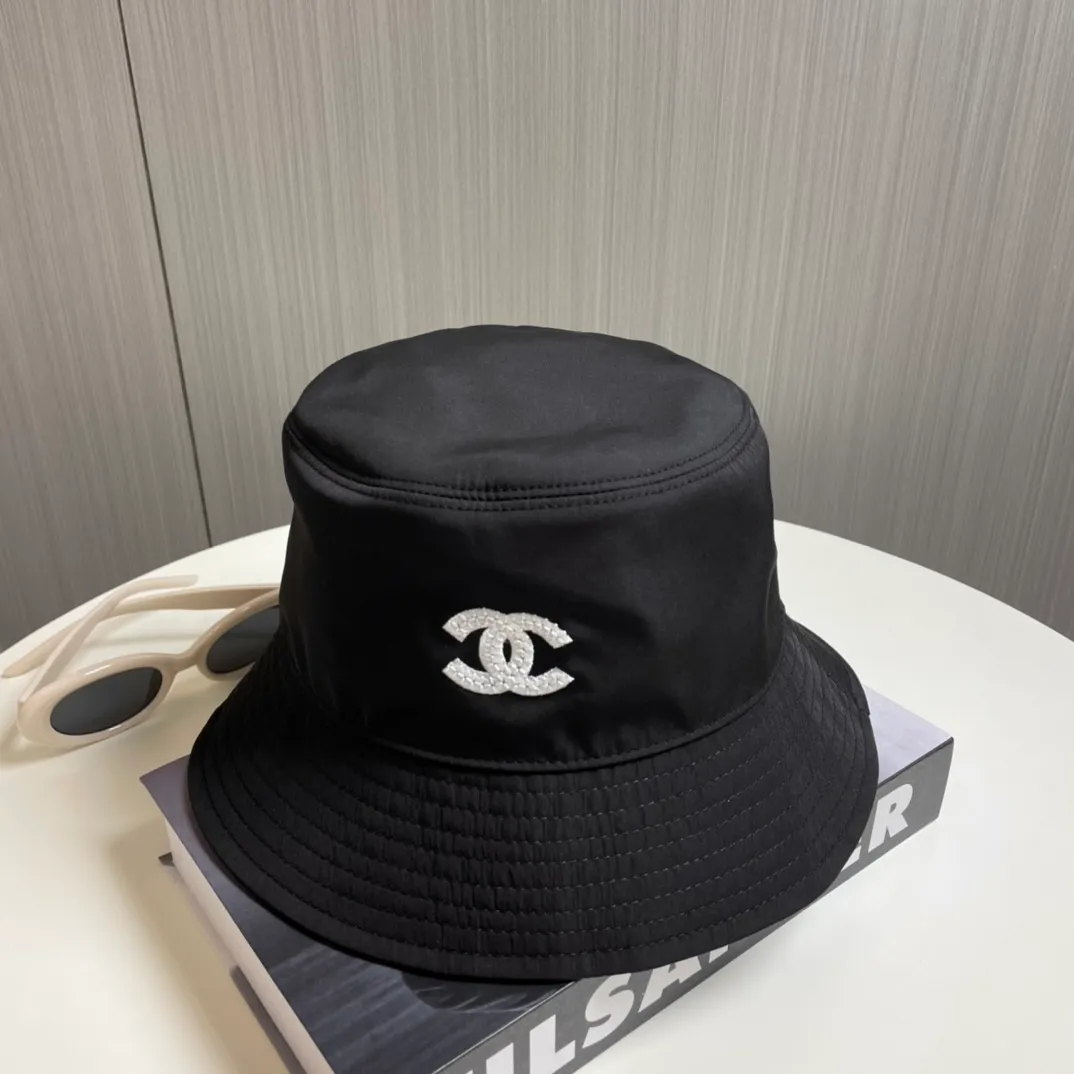 P110 The must-have Chanel hats for all seasons, bucket hats and baseball caps are indispensable👇🏻 This year’s new Chanel bucket hat has the double C logo on the front with needlework embroidery design, which is more refined! The classic and versatile black color can be worn all year round. The interior uses pink prints and colorful patterns. The material is thicker and textured, and the shape of the hat has also been improved to be more square. The more I wear it, the more I fall in love with it. It’s really good!