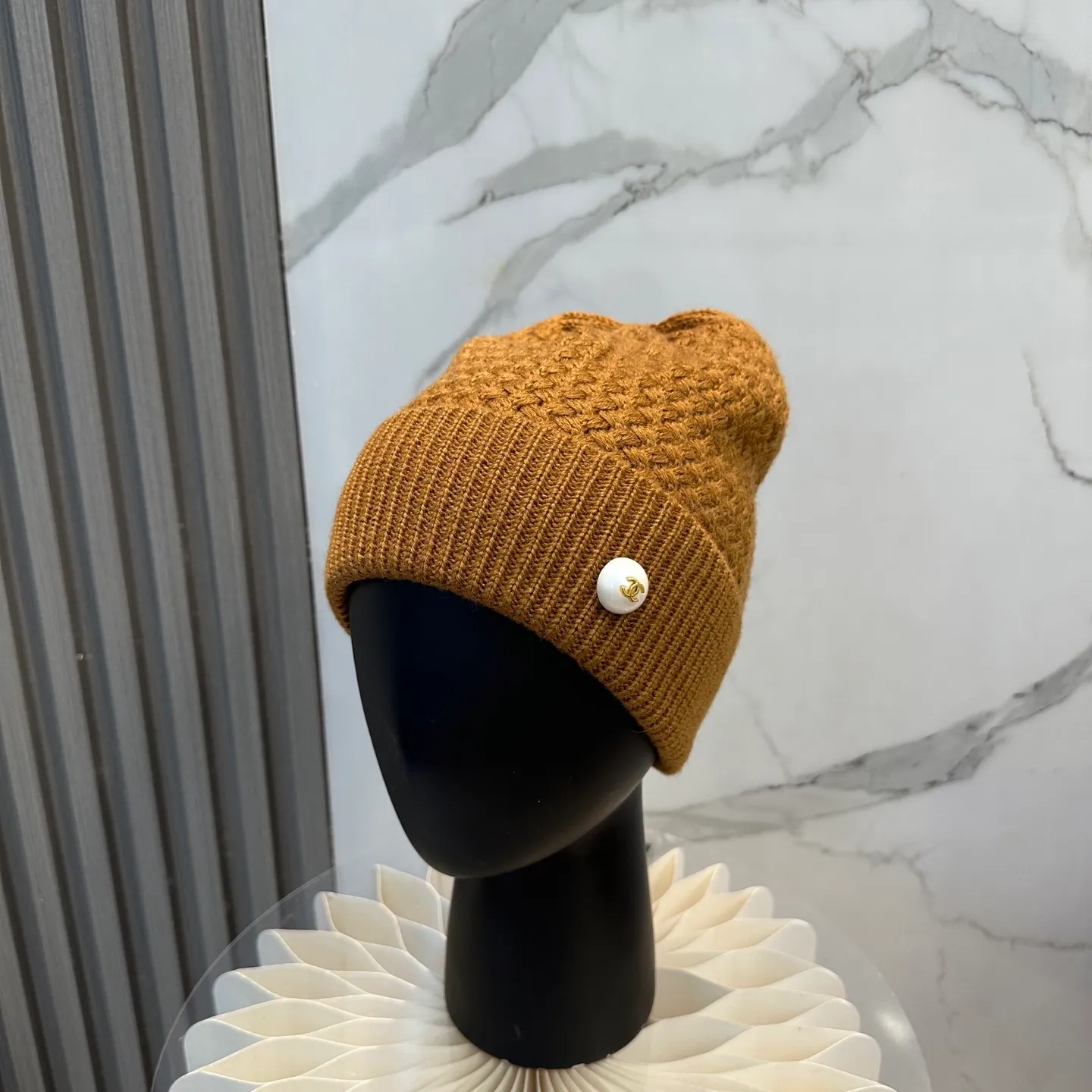P70 Chanel official website quality Chanel autumn and winter fashion blogger recommended knitted hat, which hides a quiet sense of luxury. Every line is neat and generous, simple but not simple, generous and stylish. Every detail shows high-end taste, and the sense of fashion becomes more and more intriguing in the restraint.