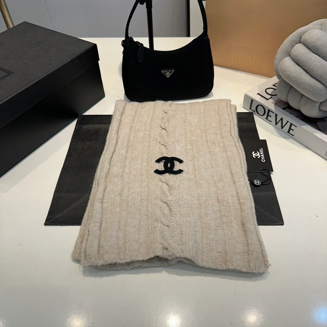 P160 Chanel Chanel autumn and winter woolen suit recommended by internet celebrity fashion bloggers, hat, gloves and scarf three-piece Xiaohongshu hot style, knitted hat with super soft and comfortable feel, excellent elasticity!