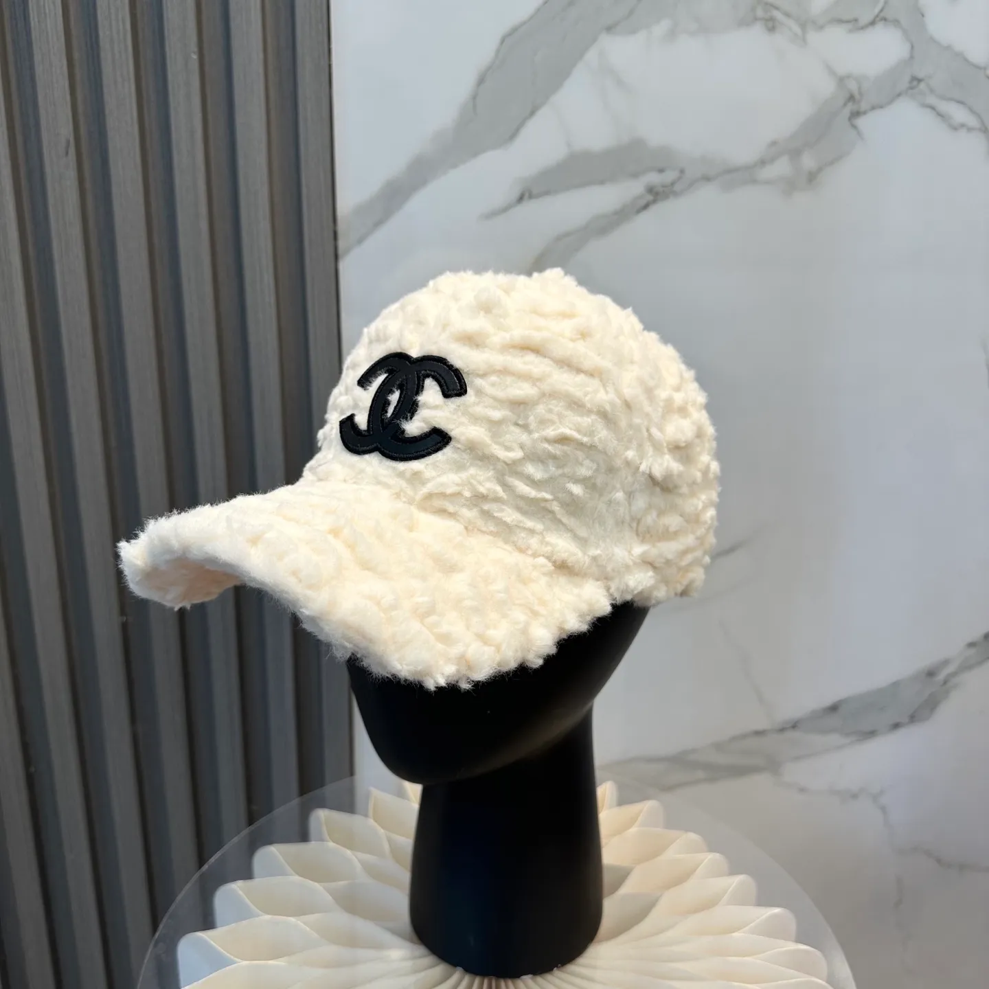 P60 Chanel Chanel new autumn and winter lamb wool baseball cap Chanel's simplest style, small face-shape hat