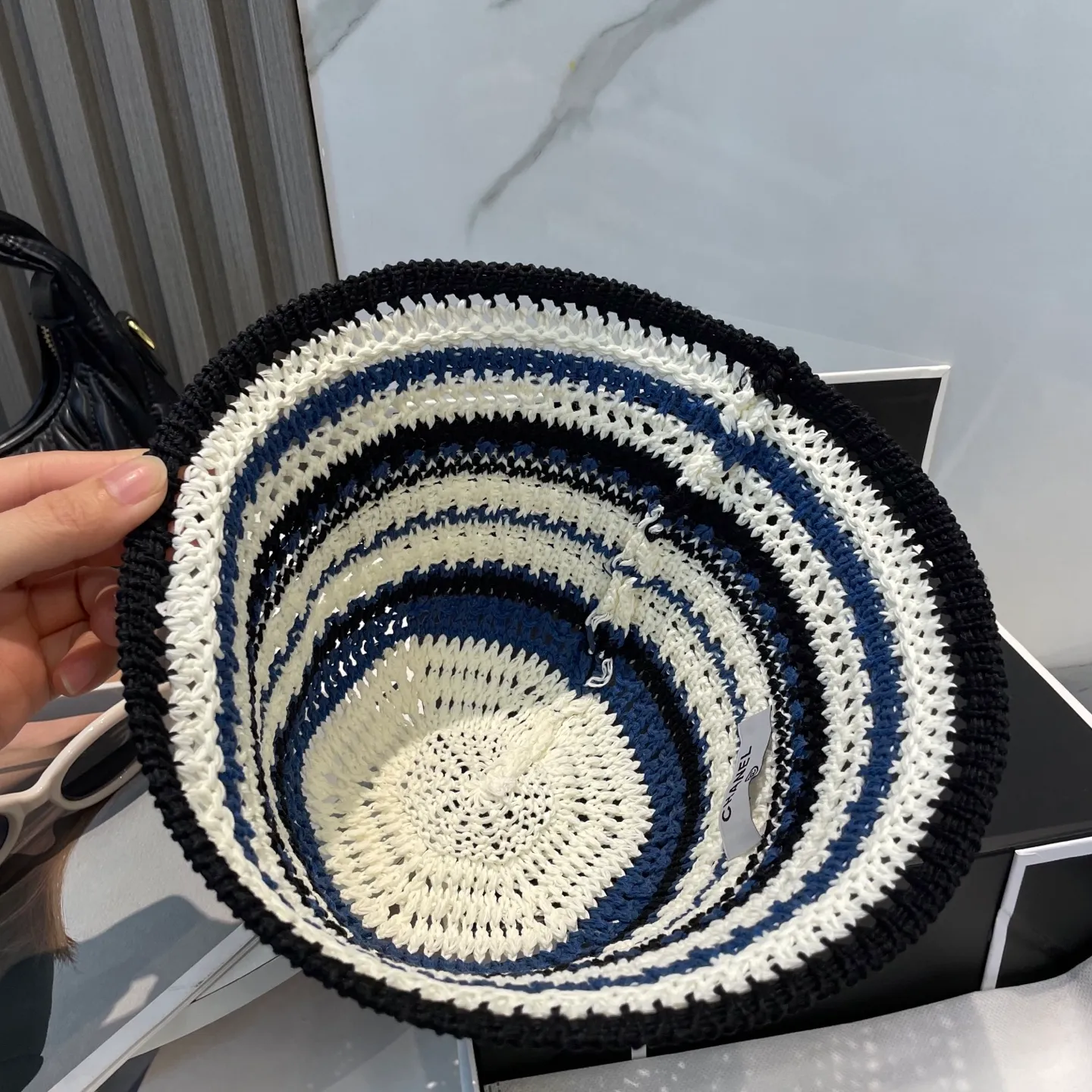 P60 CHANEL knitted basin hat, sun protection fisherman hat made of high density, a super tasteful knitted hat ~ the first choice for going out on the street! The shape of the hat is super nice, the color is perfect, and it’s light to carry! A must-have for little fairies🧚Head circumference 57cm