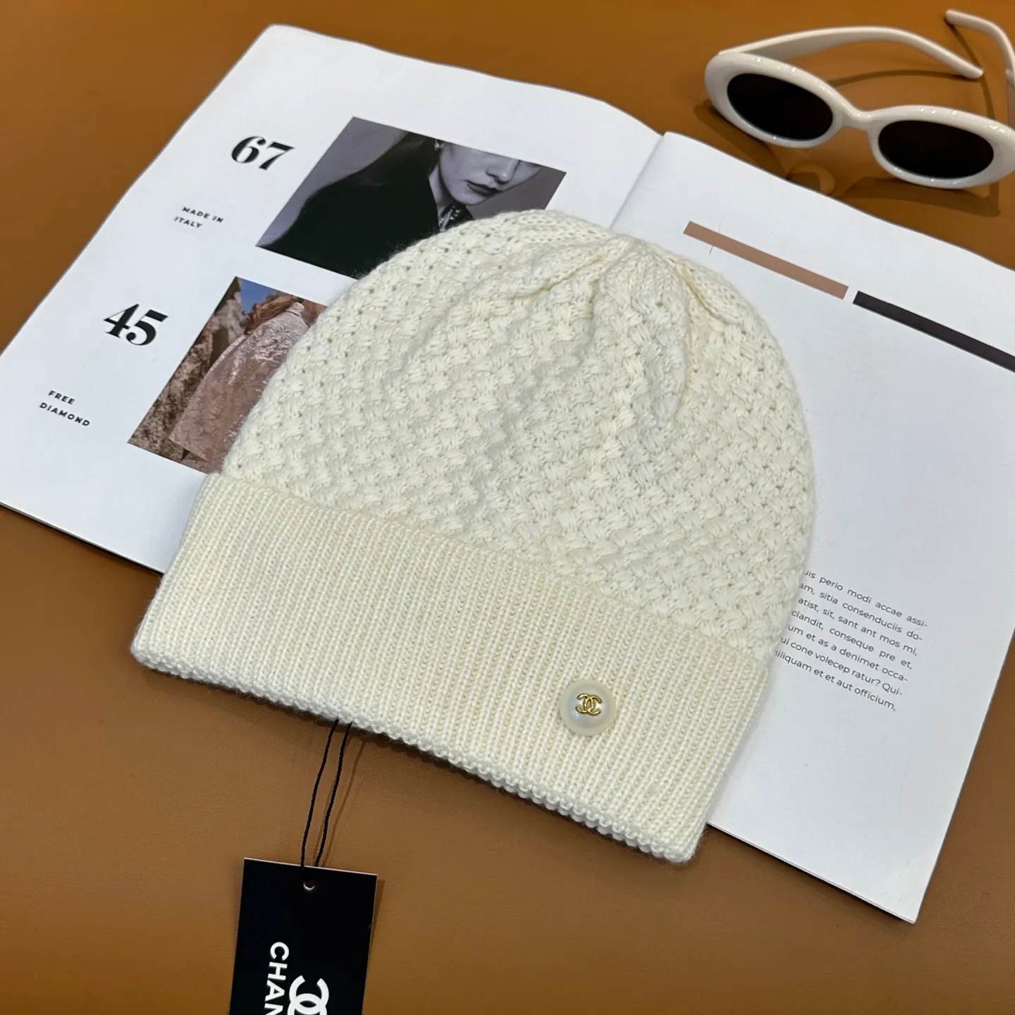 P70 Chanel official website quality Chanel autumn and winter fashion blogger recommended knitted hat, which hides a quiet sense of luxury. Every line is neat and generous, simple but not simple, generous and stylish. Every detail shows high-end taste, and the sense of fashion becomes more and more intriguing in the restraint.