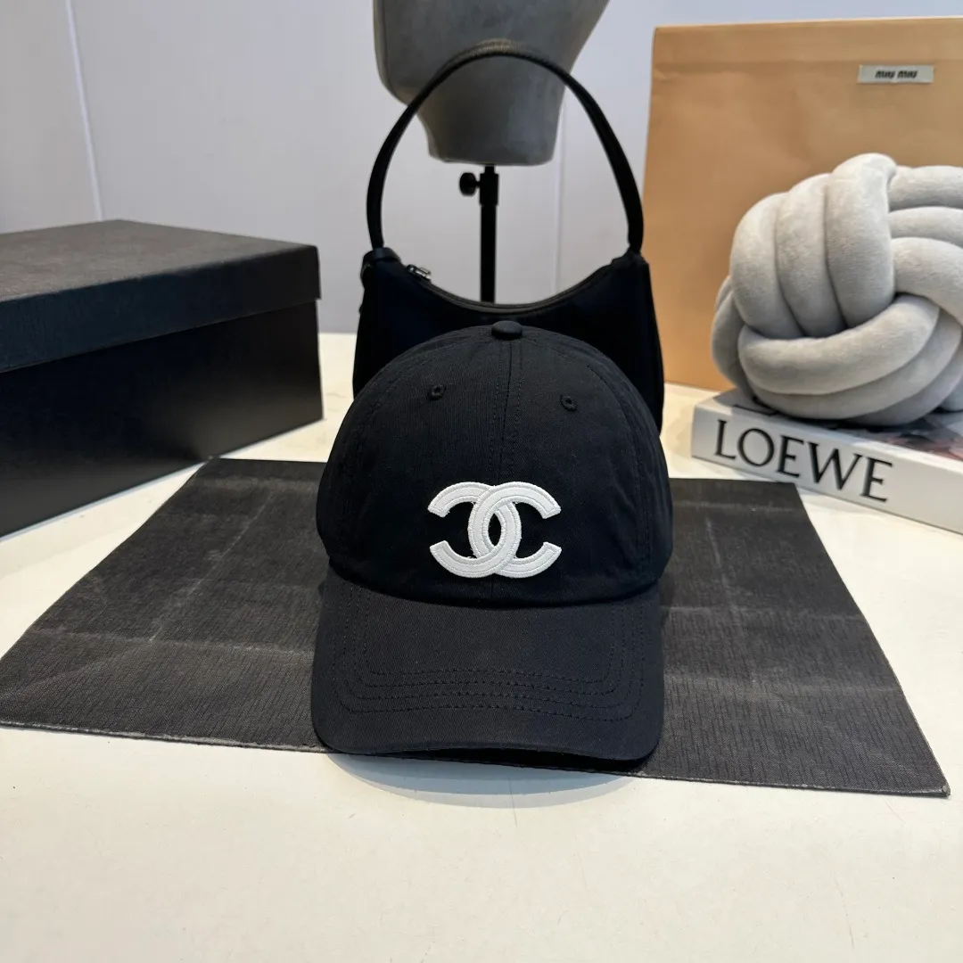 P60 Chanel Chanel 25 spring and summer new hole baseball cap, personalized broken corner brim design is full of sense