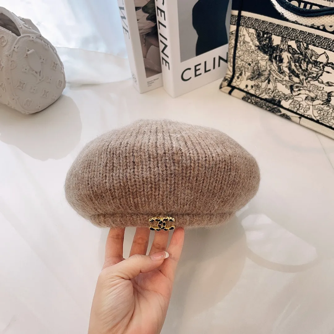 Special batch of 60 Chanel new autumn and winter seahorse hair knitted berets. Soft and comfortable, fairy-like berets, elegant yet high-end. It has a "fashionable halo" vision on the top. It is full of luxury brand feeling and is very friendly to face requirements.