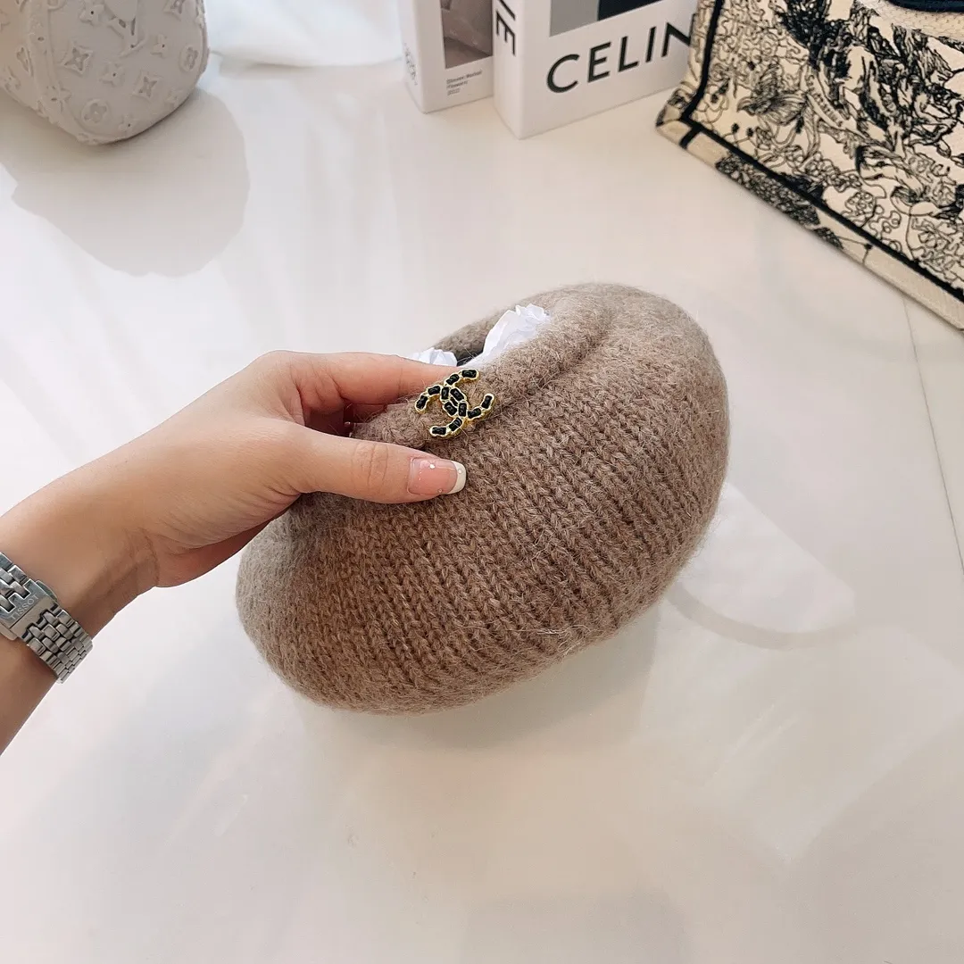 Special batch of 60 Chanel new autumn and winter seahorse hair knitted berets. Soft and comfortable, fairy-like berets, elegant yet high-end. It has a "fashionable halo" vision on the top. It is full of luxury brand feeling and is very friendly to face requirements.