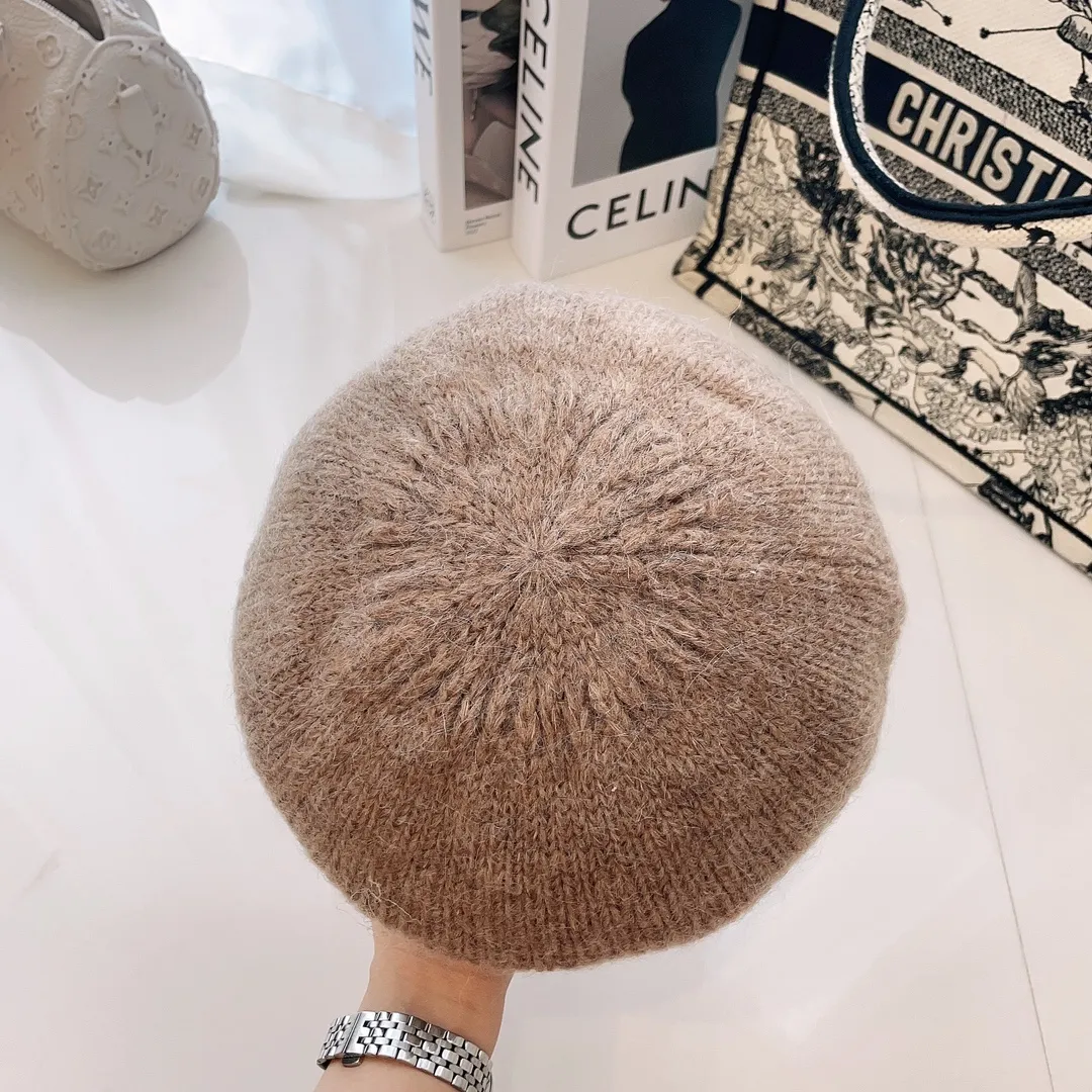 Special batch of 60 Chanel new autumn and winter seahorse hair knitted berets. Soft and comfortable, fairy-like berets, elegant yet high-end. It has a "fashionable halo" vision on the top. It is full of luxury brand feeling and is very friendly to face requirements.