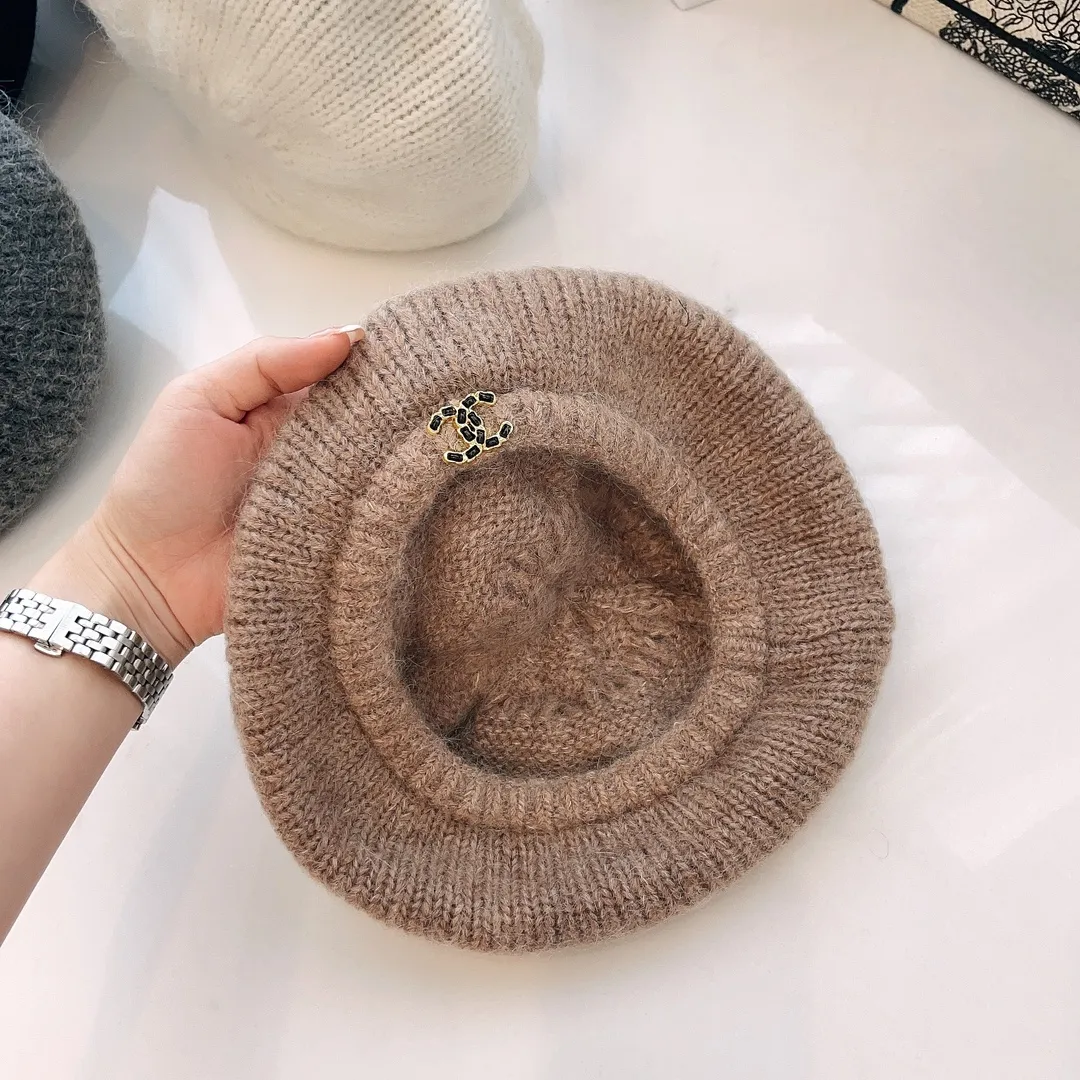 Special batch of 60 Chanel new autumn and winter seahorse hair knitted berets. Soft and comfortable, fairy-like berets, elegant yet high-end. It has a "fashionable halo" vision on the top. It is full of luxury brand feeling and is very friendly to face requirements.