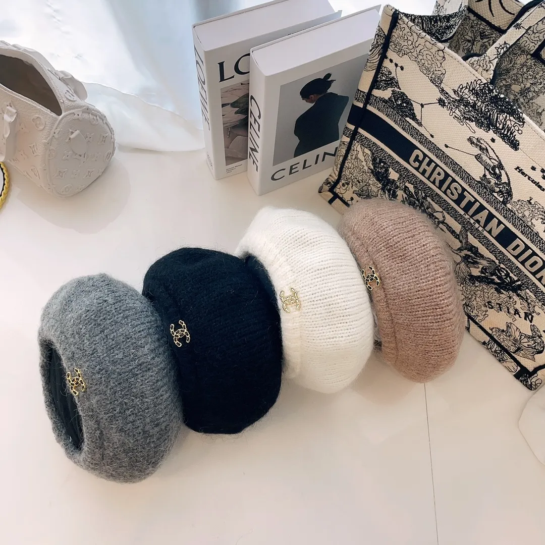 Special batch of 60 Chanel new autumn and winter seahorse hair knitted berets. Soft and comfortable, fairy-like berets, elegant yet high-end. It has a "fashionable halo" vision on the top. It is full of luxury brand feeling and is very friendly to face requirements.