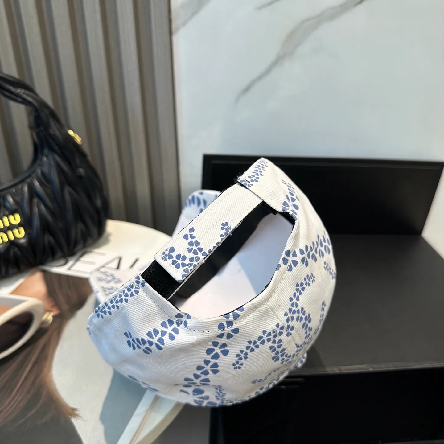 P60 new Chanel new high-version baseball cap, a classic baseball cap style, suitable for various occasions. Whether it is paired with casual wear or sportswear, it can easily enhance the fashion sense of the overall look. It is a trendy item that fashion lovers cannot miss.