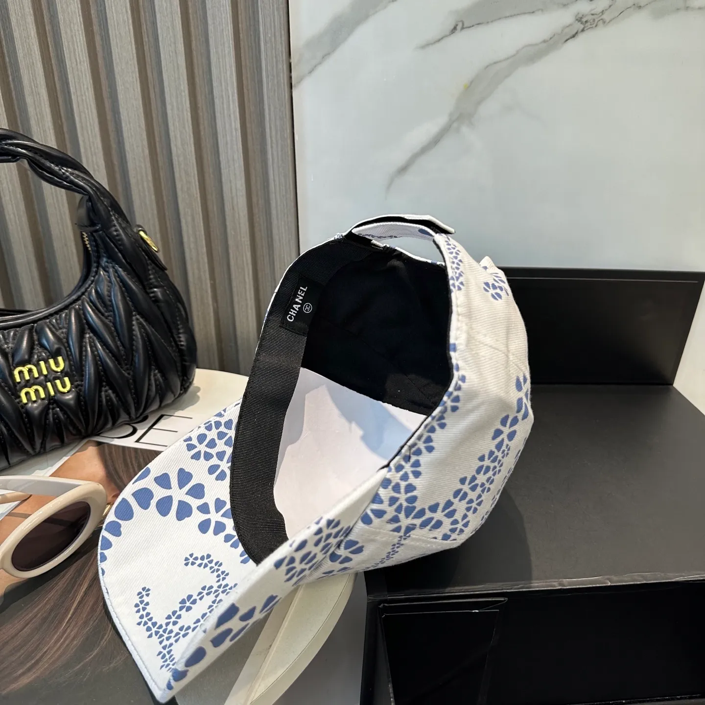 P60 new Chanel new high-version baseball cap, a classic baseball cap style, suitable for various occasions. Whether it is paired with casual wear or sportswear, it can easily enhance the fashion sense of the overall look. It is a trendy item that fashion lovers cannot miss.