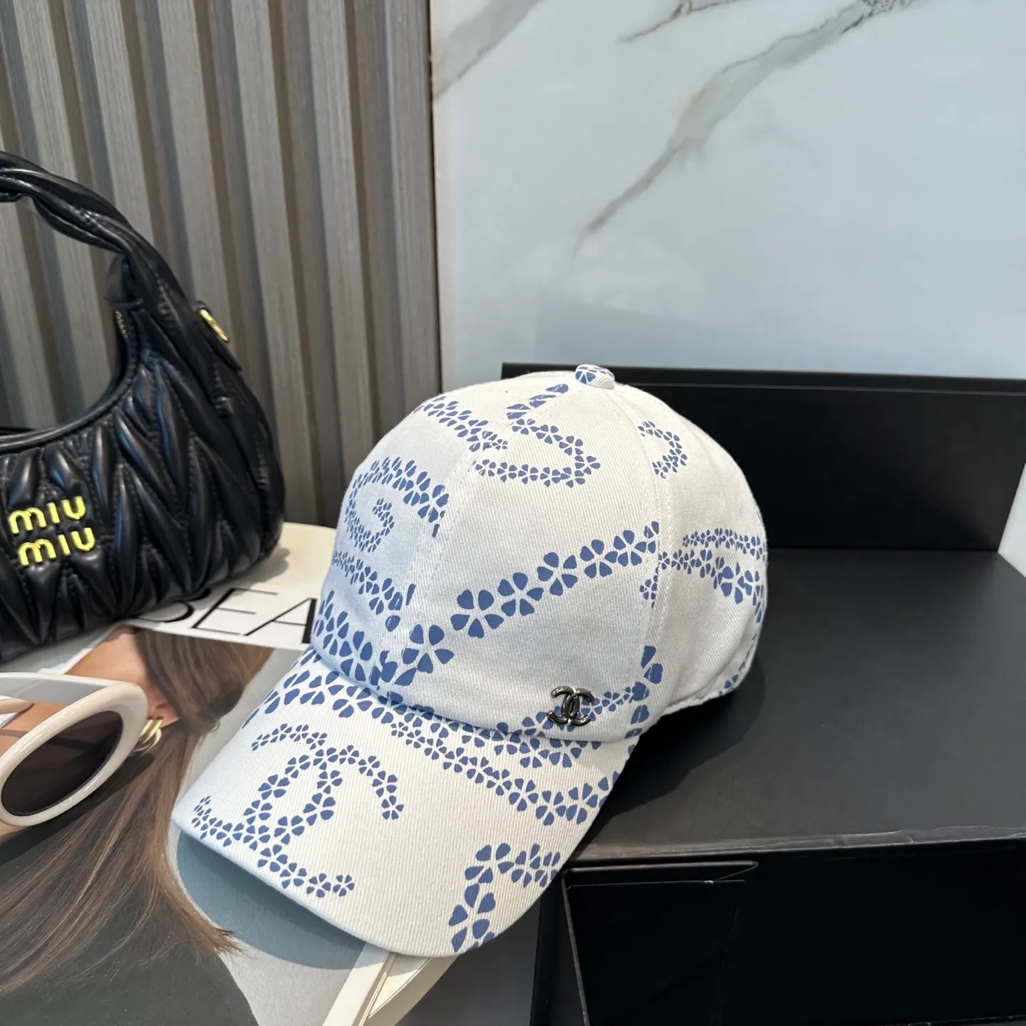 P60 new Chanel new high-version baseball cap, a classic baseball cap style, suitable for various occasions. Whether it is paired with casual wear or sportswear, it can easily enhance the fashion sense of the overall look. It is a trendy item that fashion lovers cannot miss.