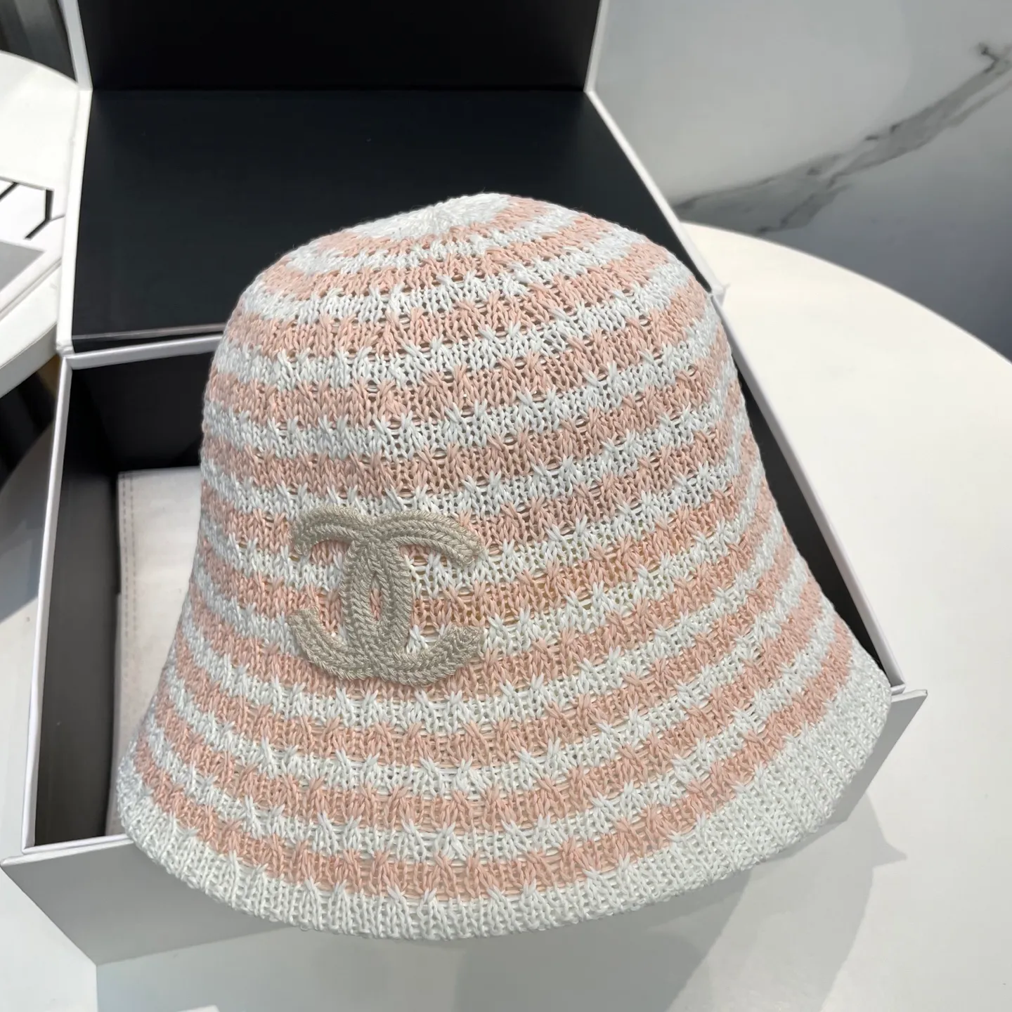 P66 CHANEL's new knitted basin hat, made of high density, a super tasteful knitted hat ~ the first choice for going out on the street! The shape of the hat is super nice, the color is perfect, and it’s light to carry! A must-have for little fairies🧚Head circumference 57cm