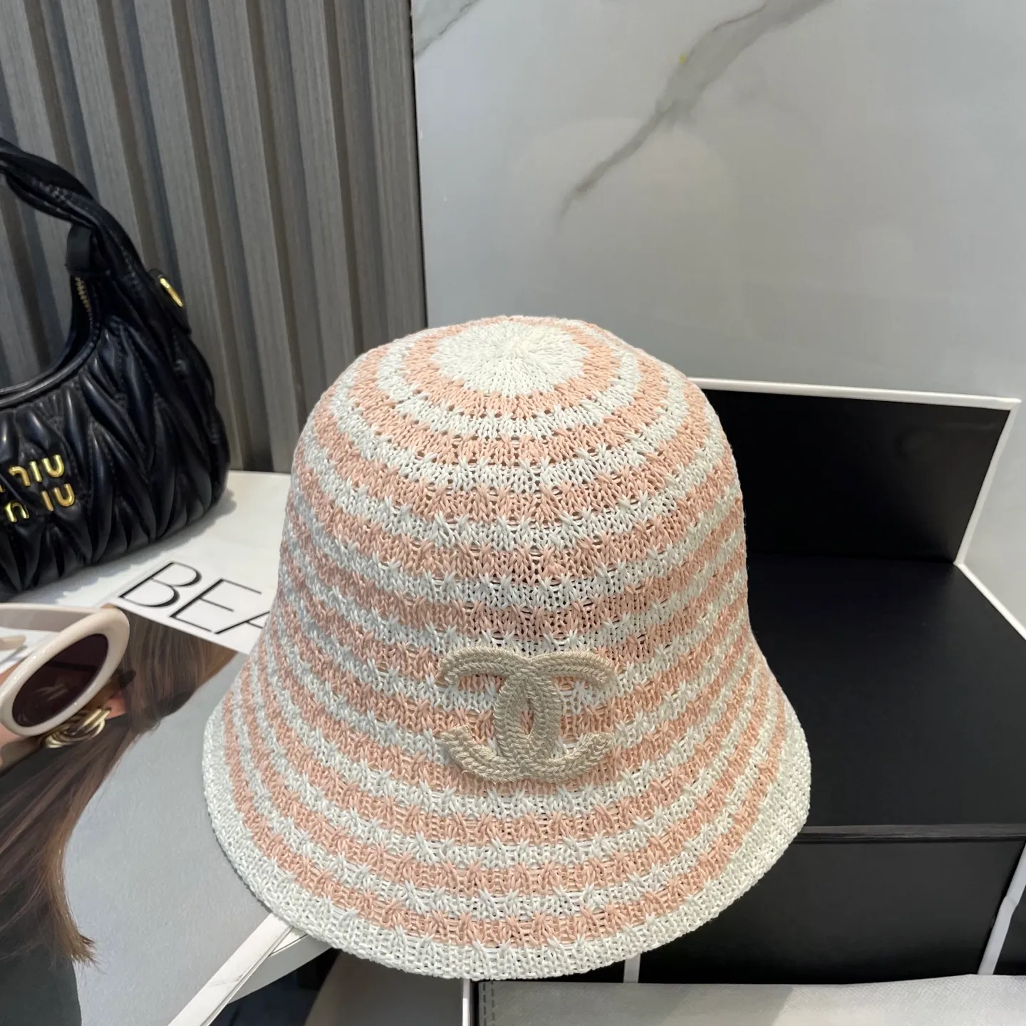 P66 CHANEL's new knitted basin hat, made of high density, a super tasteful knitted hat ~ the first choice for going out on the street! The shape of the hat is super nice, the color is perfect, and it’s light to carry! A must-have for little fairies🧚Head circumference 57cm