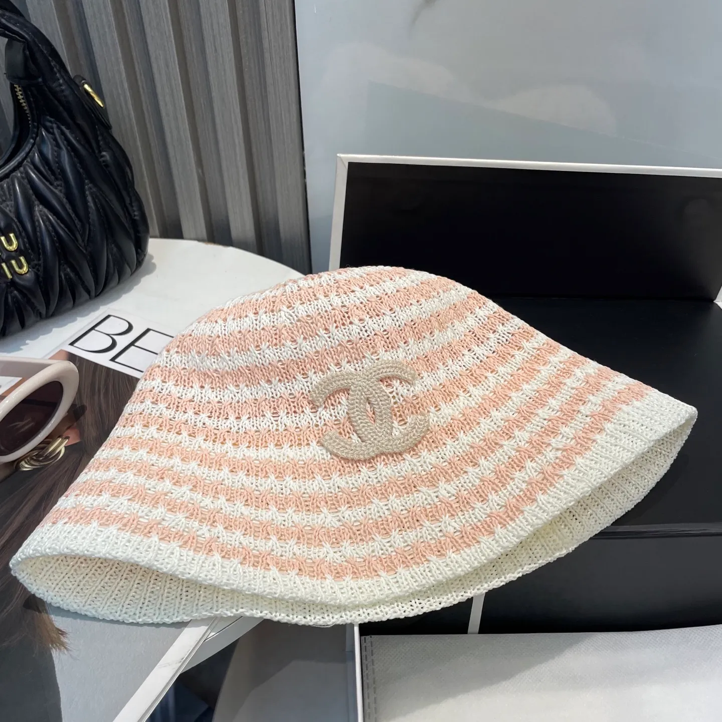 P66 CHANEL's new knitted basin hat, made of high density, a super tasteful knitted hat ~ the first choice for going out on the street! The shape of the hat is super nice, the color is perfect, and it’s light to carry! A must-have for little fairies🧚Head circumference 57cm