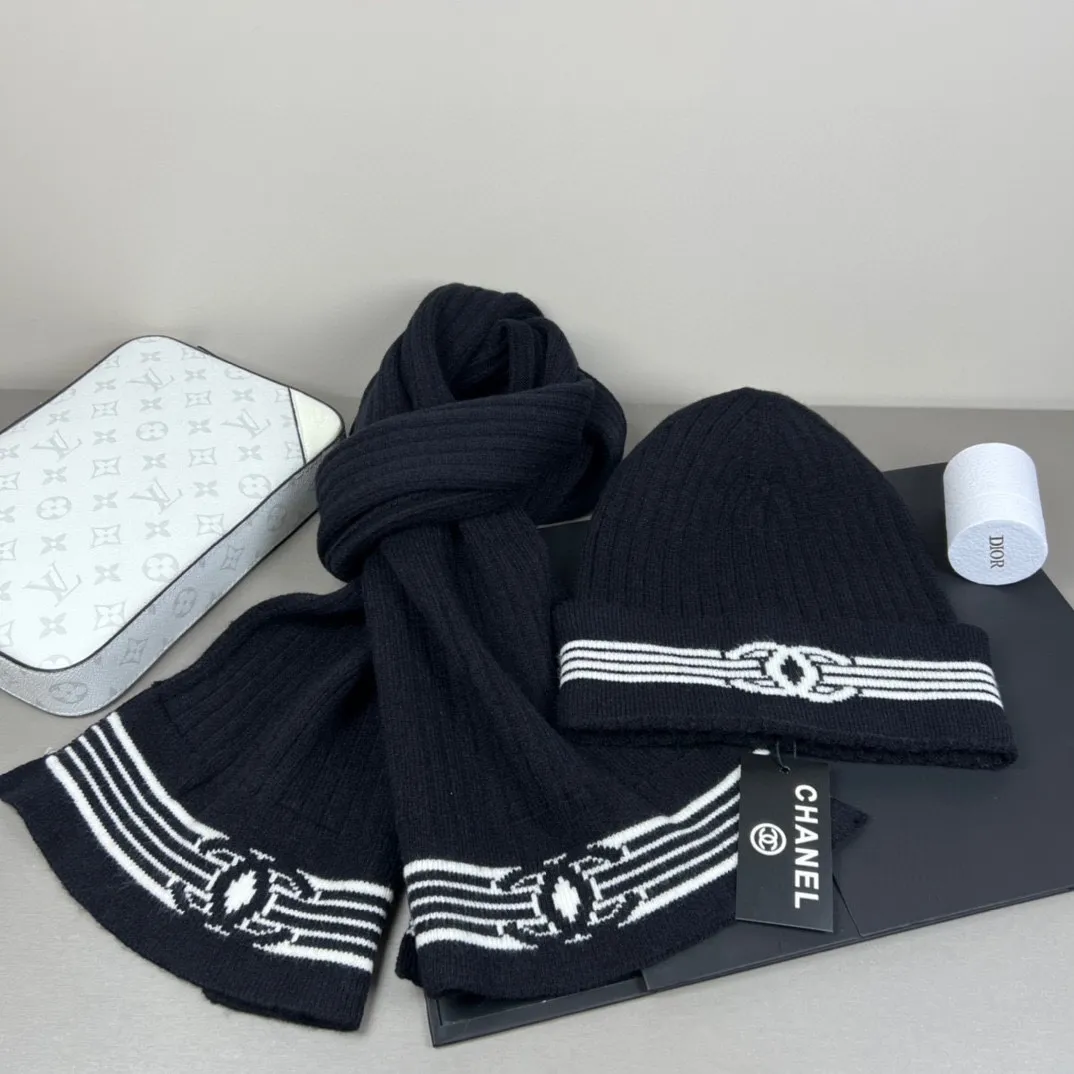 P150 CHANEL Xiaohongshu popular style, official website new classic suit hat! Hat ➕Scarf! It feels great in hand! It’s warm and super comfortable. This winter, all you need is a hat set like this. It’s warm and fashionable! Welcome to choose!!