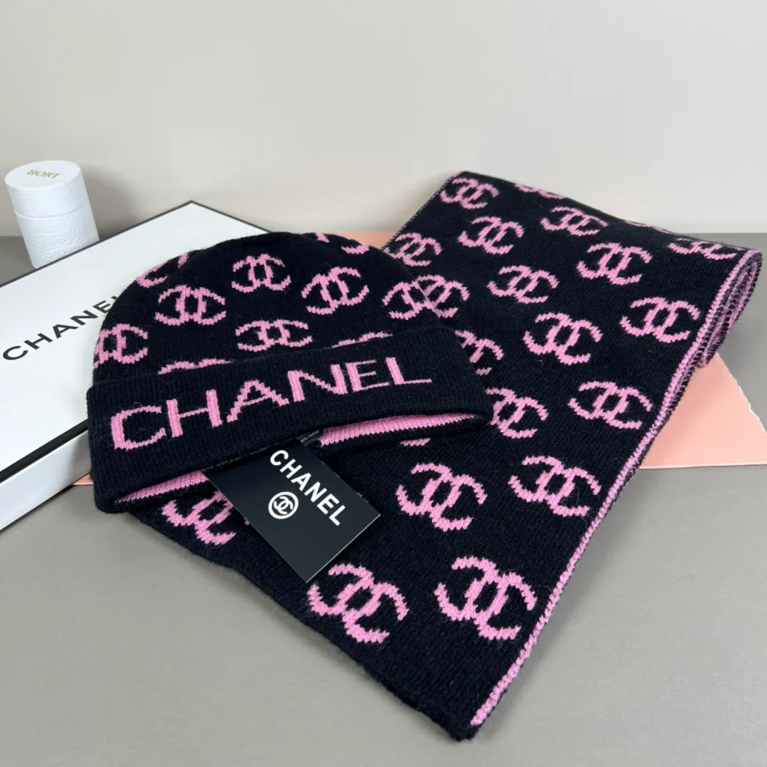 P150 CHANEL Xiaohongshu popular style, official website new classic suit hat! Hat ➕Scarf! It feels great in hand! It’s warm and super comfortable. This winter, all you need is a hat set like this. It’s warm and fashionable! Welcome to choose!!