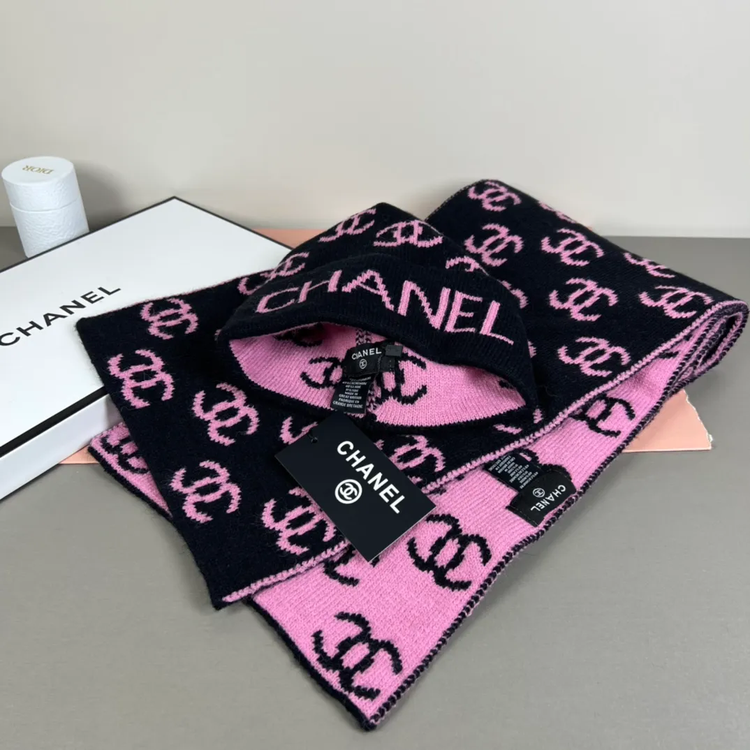P150 CHANEL Xiaohongshu popular style, official website new classic suit hat! Hat ➕Scarf! It feels great in hand! It’s warm and super comfortable. This winter, all you need is a hat set like this. It’s warm and fashionable! Welcome to choose!!