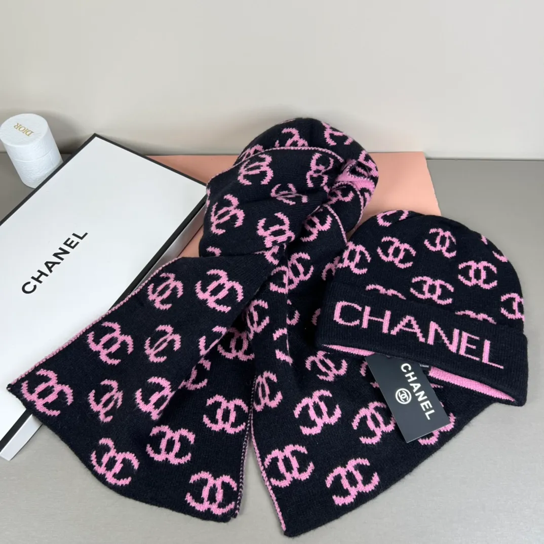 P150 CHANEL Xiaohongshu popular style, official website new classic suit hat! Hat ➕Scarf! It feels great in hand! It’s warm and super comfortable. This winter, all you need is a hat set like this. It’s warm and fashionable! Welcome to choose!!
