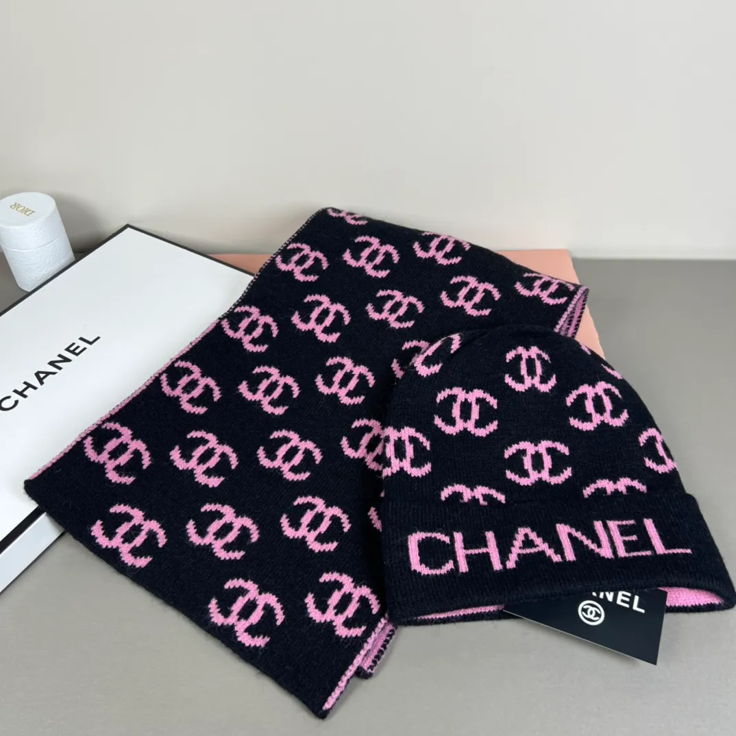 P150 CHANEL Xiaohongshu popular style, official website new classic suit hat! Hat ➕Scarf! It feels great in hand! It’s warm and super comfortable. This winter, all you need is a hat set like this. It’s warm and fashionable! Welcome to choose!!