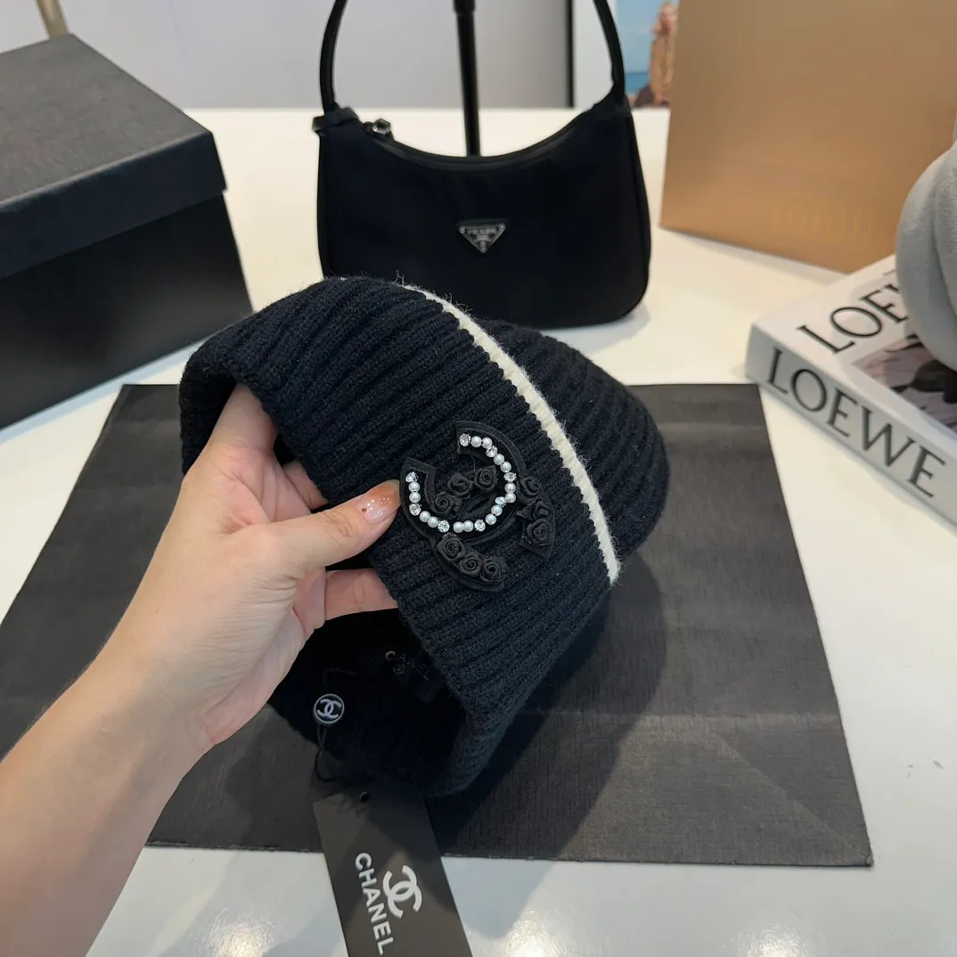P60 Chanel official website quality Chanel autumn and winter wool hat recommended by internet celebrity fashion bloggers. It is a knitted hat with a super soft and comfortable feel and excellent elasticity!