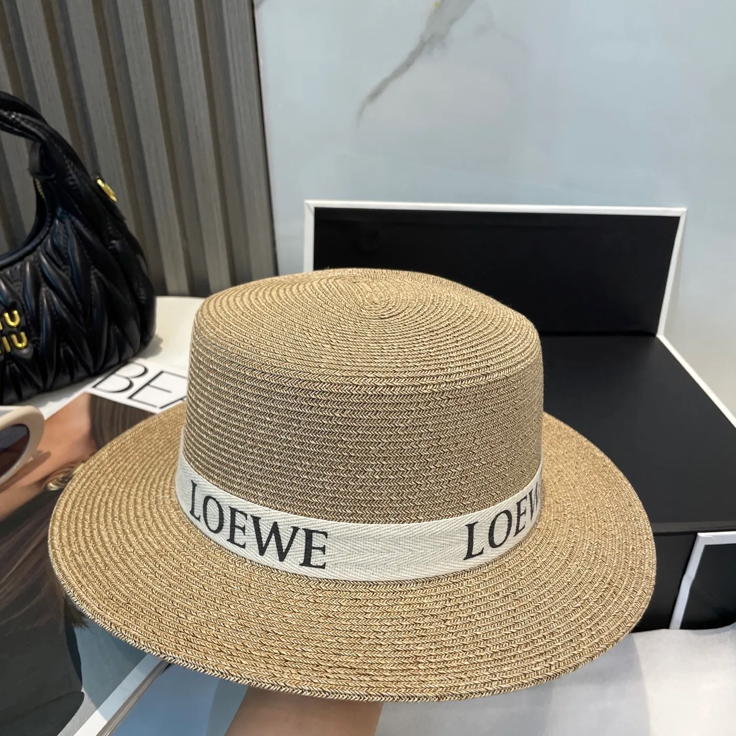P70 CHANEL high-end flat-top straw hat is versatile and does not matter the face shape. The flat brim does not block the line of sight. It is more practical. It is easy to wear for daily use and travel. It has an Instagram style. Especially photogenic. It has an adjustment strap inside.