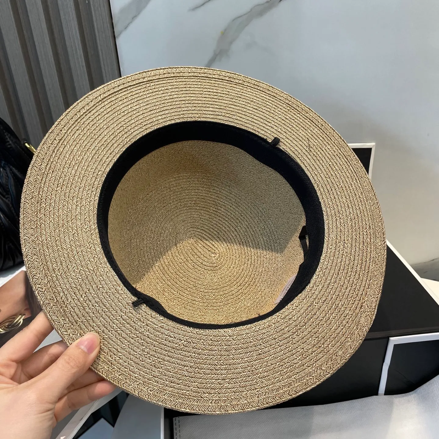 P70 CHANEL high-end flat-top straw hat is versatile and does not matter the face shape. The flat brim does not block the line of sight. It is more practical. It is easy to wear for daily use and travel. It has an Instagram style. Especially photogenic. It has an adjustment strap inside.