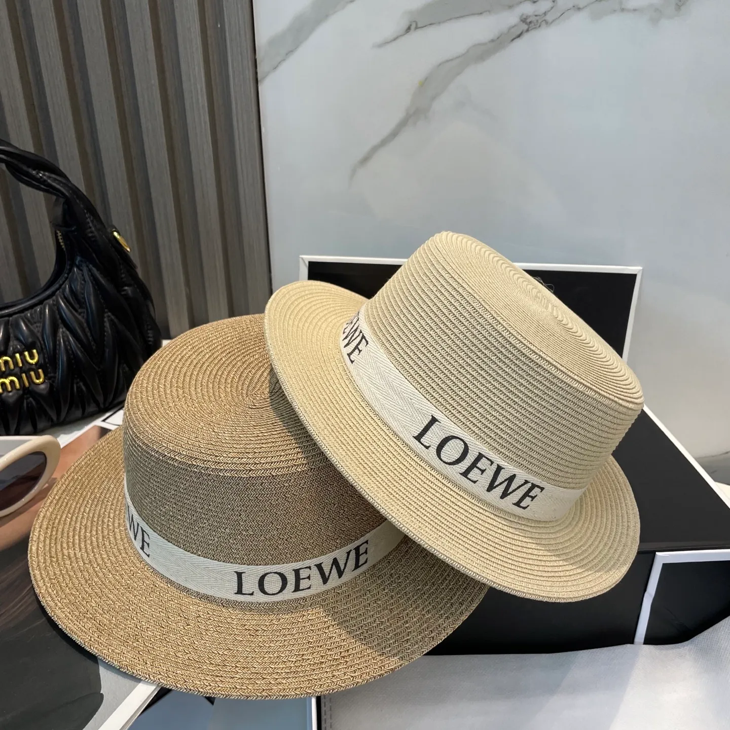 P70 CHANEL high-end flat-top straw hat is versatile and does not matter the face shape. The flat brim does not block the line of sight. It is more practical. It is easy to wear for daily use and travel. It has an Instagram style. Especially photogenic. It has an adjustment strap inside.