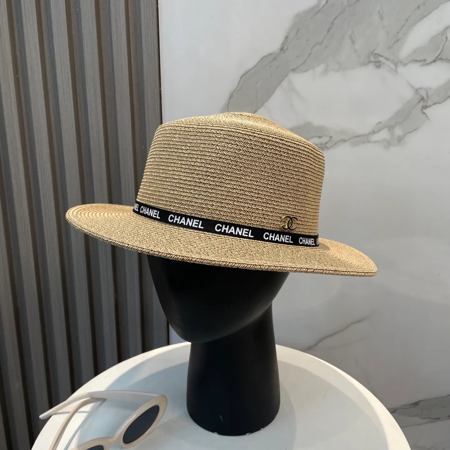 P80 CHANEL high-end flat-top straw hat is versatile and does not matter the face shape. The flat brim does not block the line of sight. It is more practical. It is easy to wear for daily use and travel. It has an Instagram style. Especially photogenic. It has an adjustment strap inside.