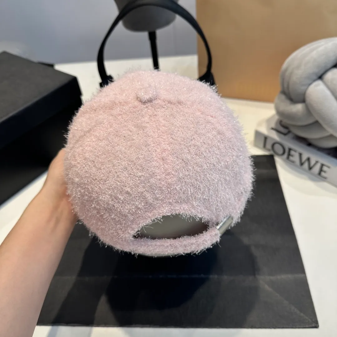 P60 CHANEL Chanel's new autumn and winter small fragrance style baseball cap🧢, the big brand model is super easy to match, one that you can wear with your eyes closed