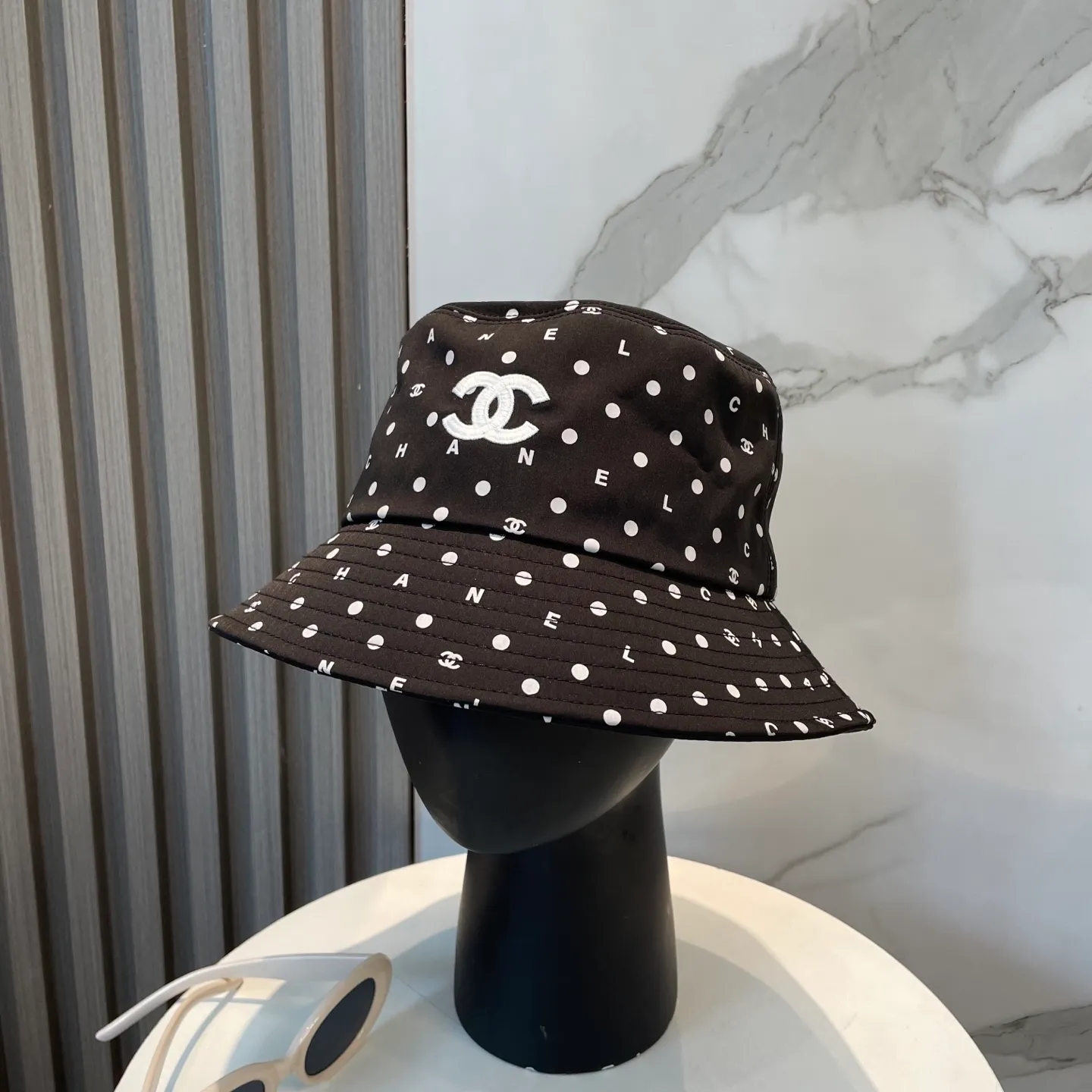 P90 CHANEL Chanel] New high version simple embroidered logo bucket hat. New model shipped. Big brand style is super easy to match. Hurry up and get it.