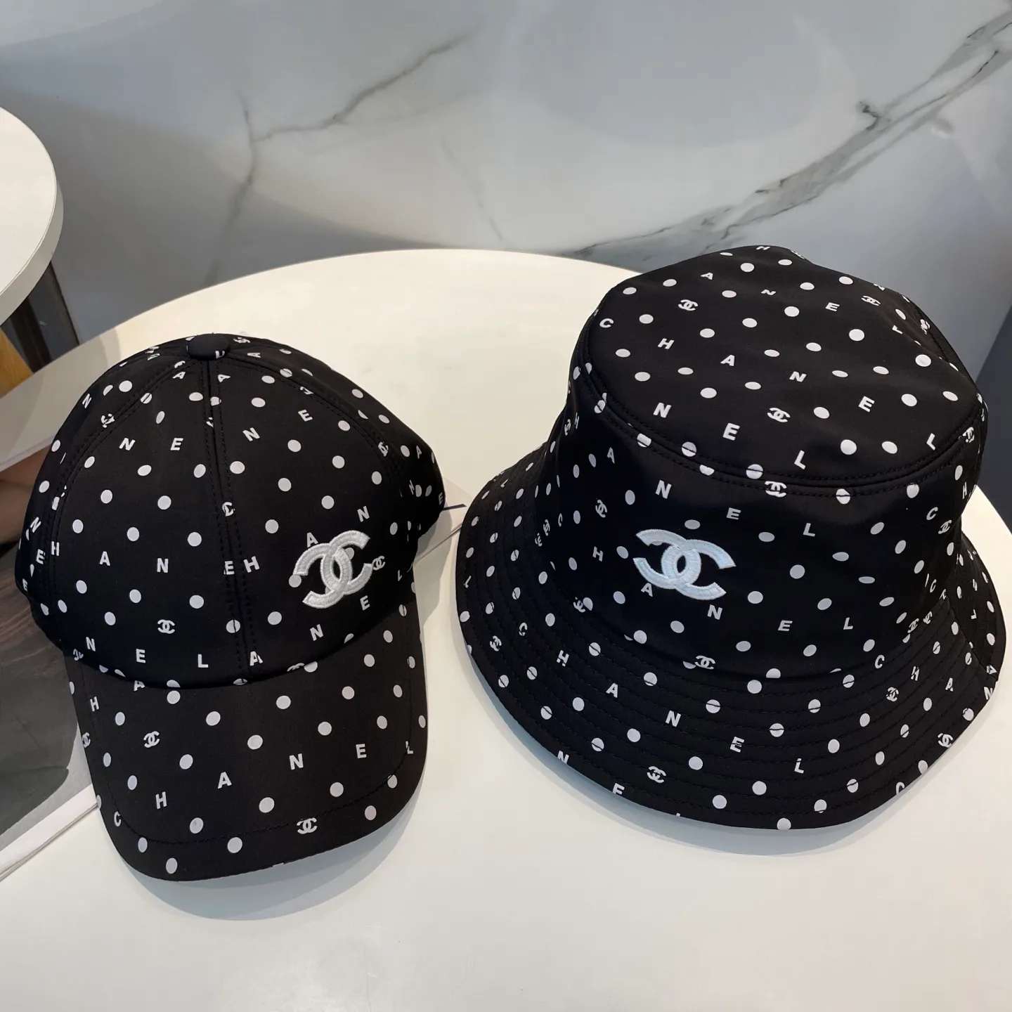 P90 CHANEL Chanel] New high version simple embroidered logo bucket hat. New model shipped. Big brand style is super easy to match. Hurry up and get it.