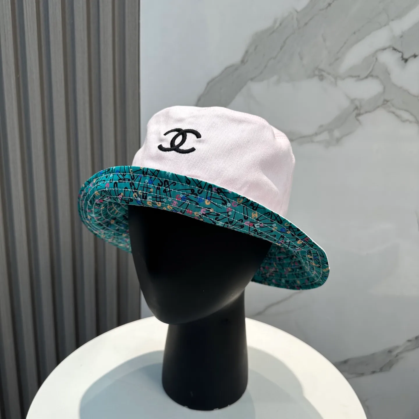P90 Chanel (Chanel) counter new double-sided embroidered fisherman hat 1:1 mold customization, three-dimensional embroidery, exquisite and flawless! 100% pure cotton fabric, original factory quality, exclusive physical photography.